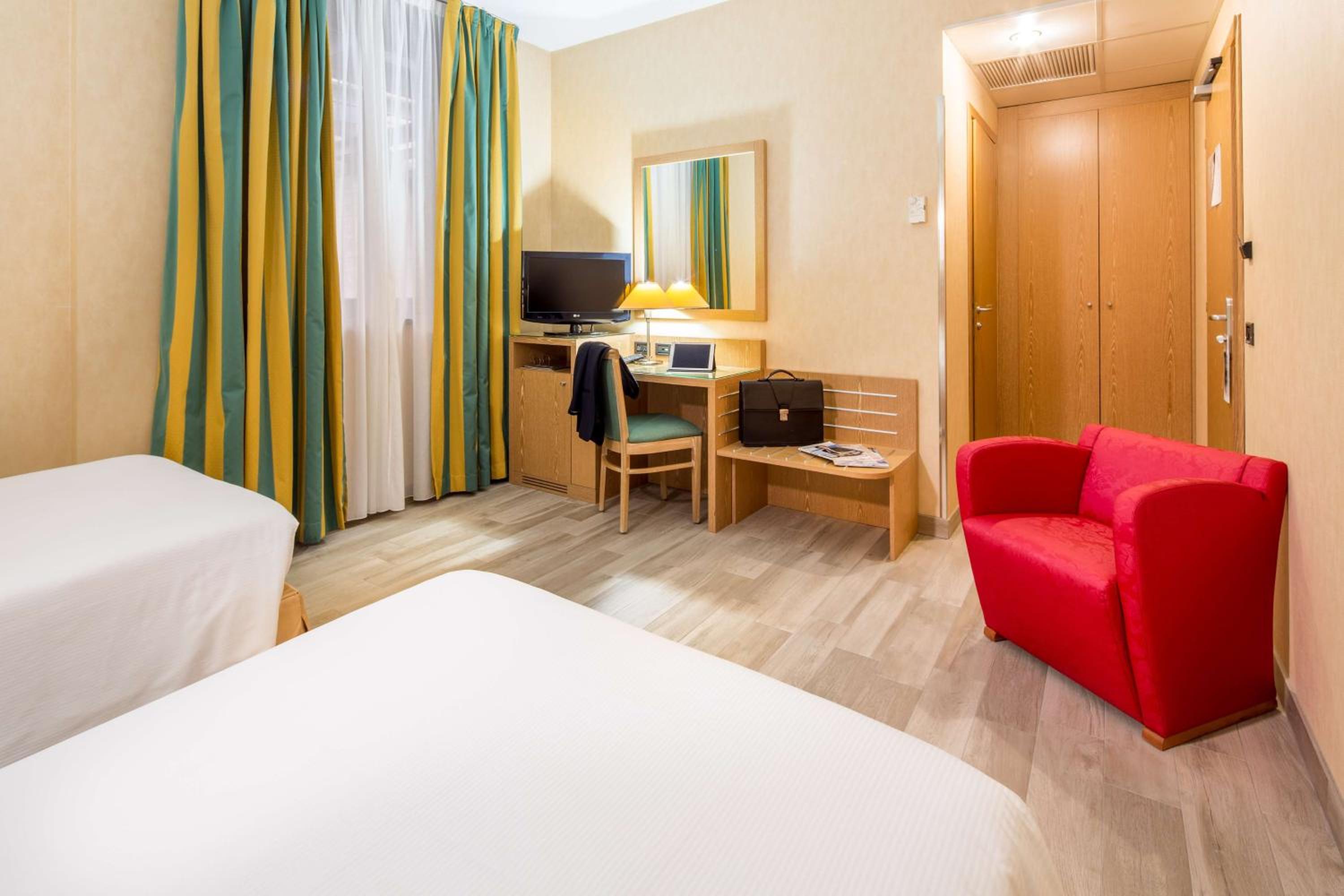 Standard Twin Room - Non-Smoking - Photo 9