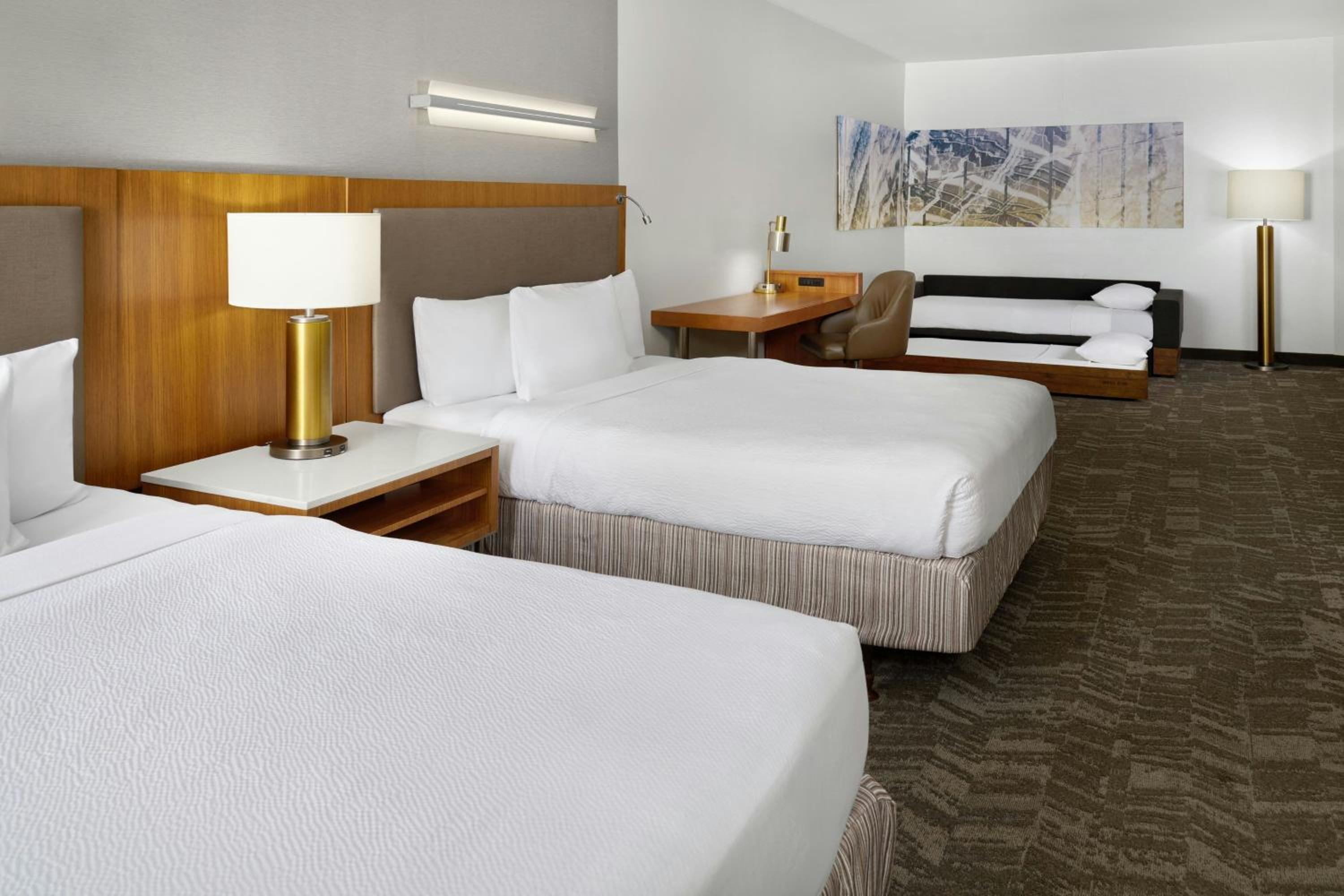 Queen Suite with Two Queen Beds, Bathtub and Trundle Sofa - Mobility Access/Hearing Accessible