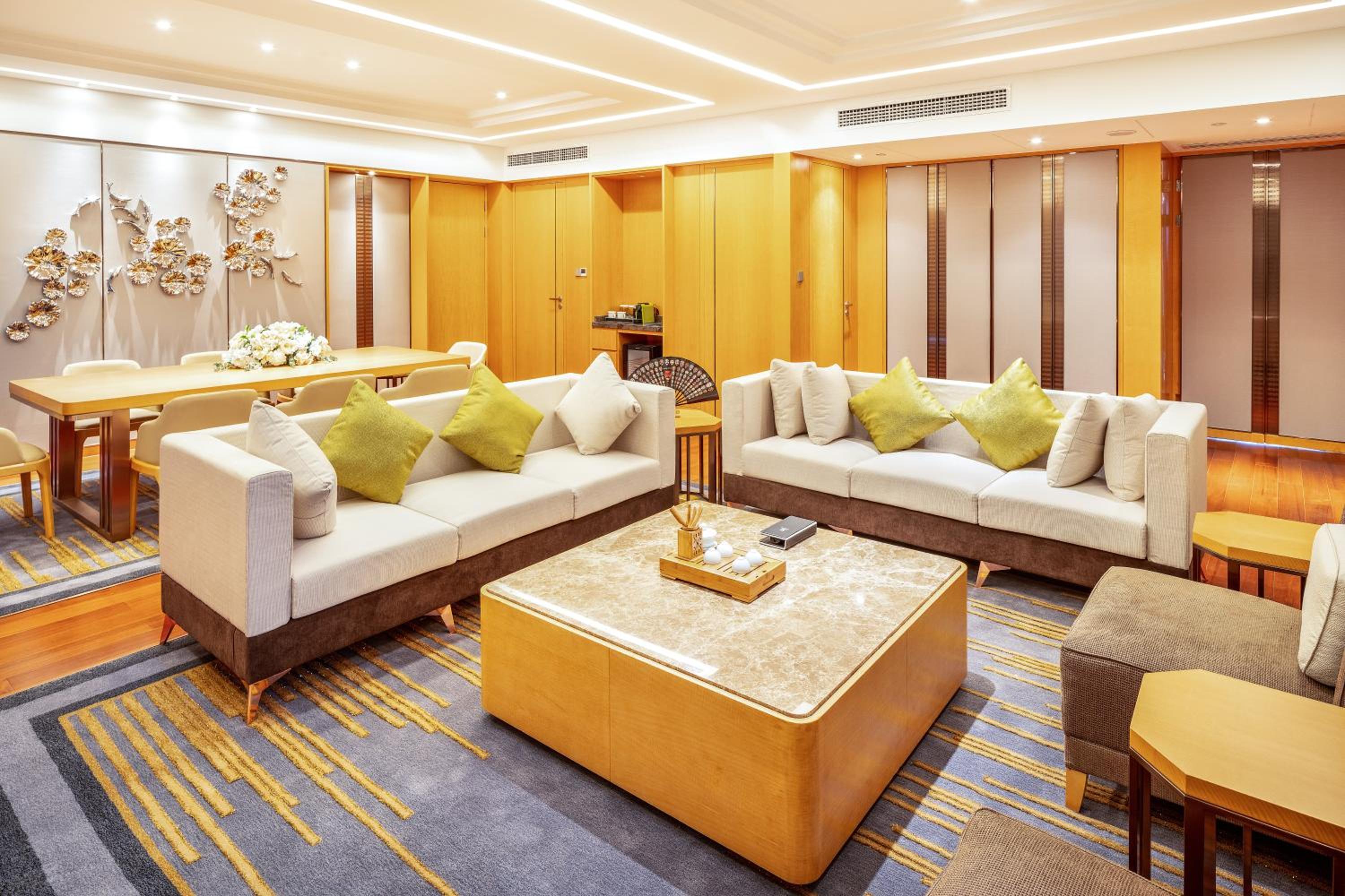 One-Bedroom Suite with Dining and Meeting Areas photo 2
