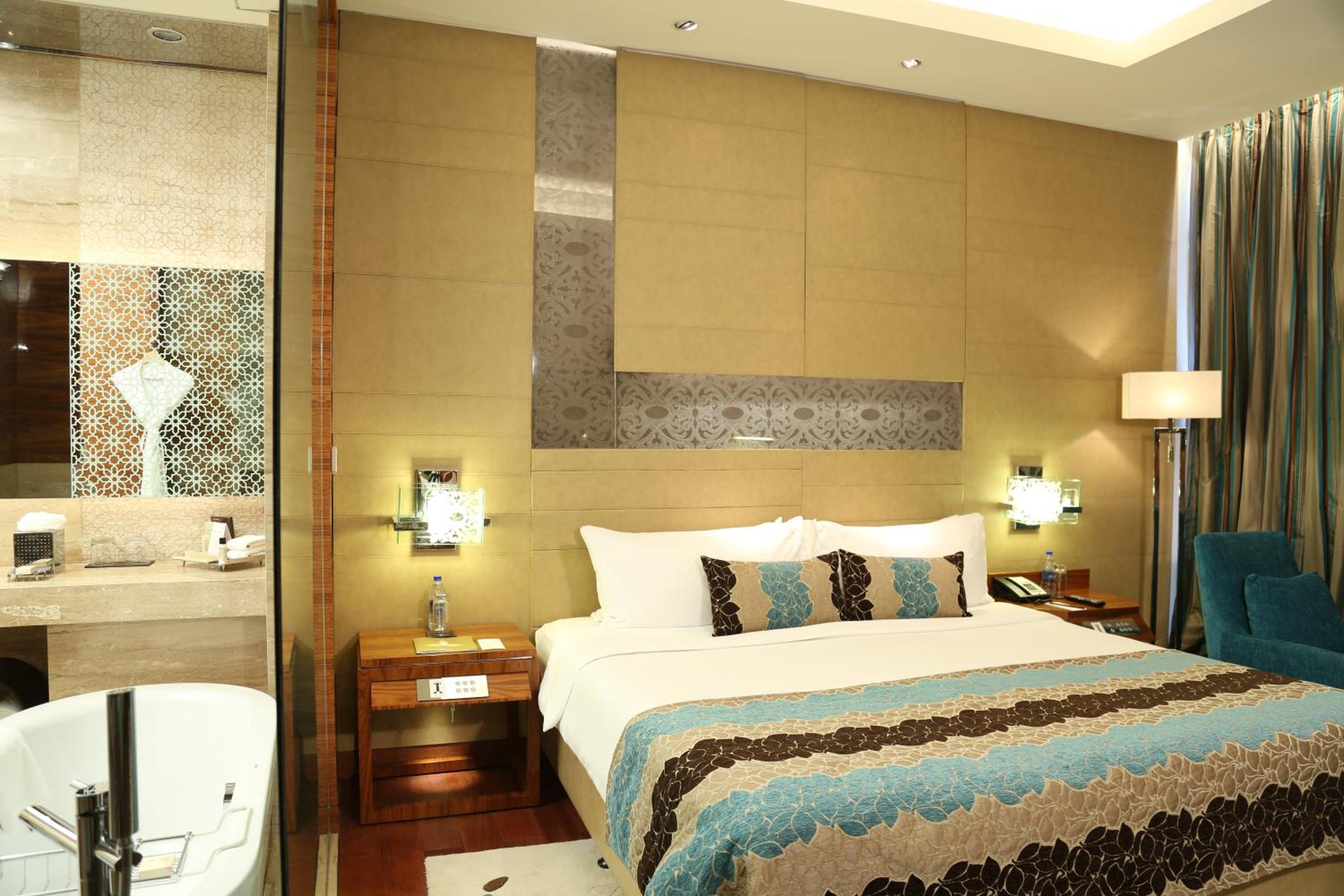Superior Room king bed photo 3