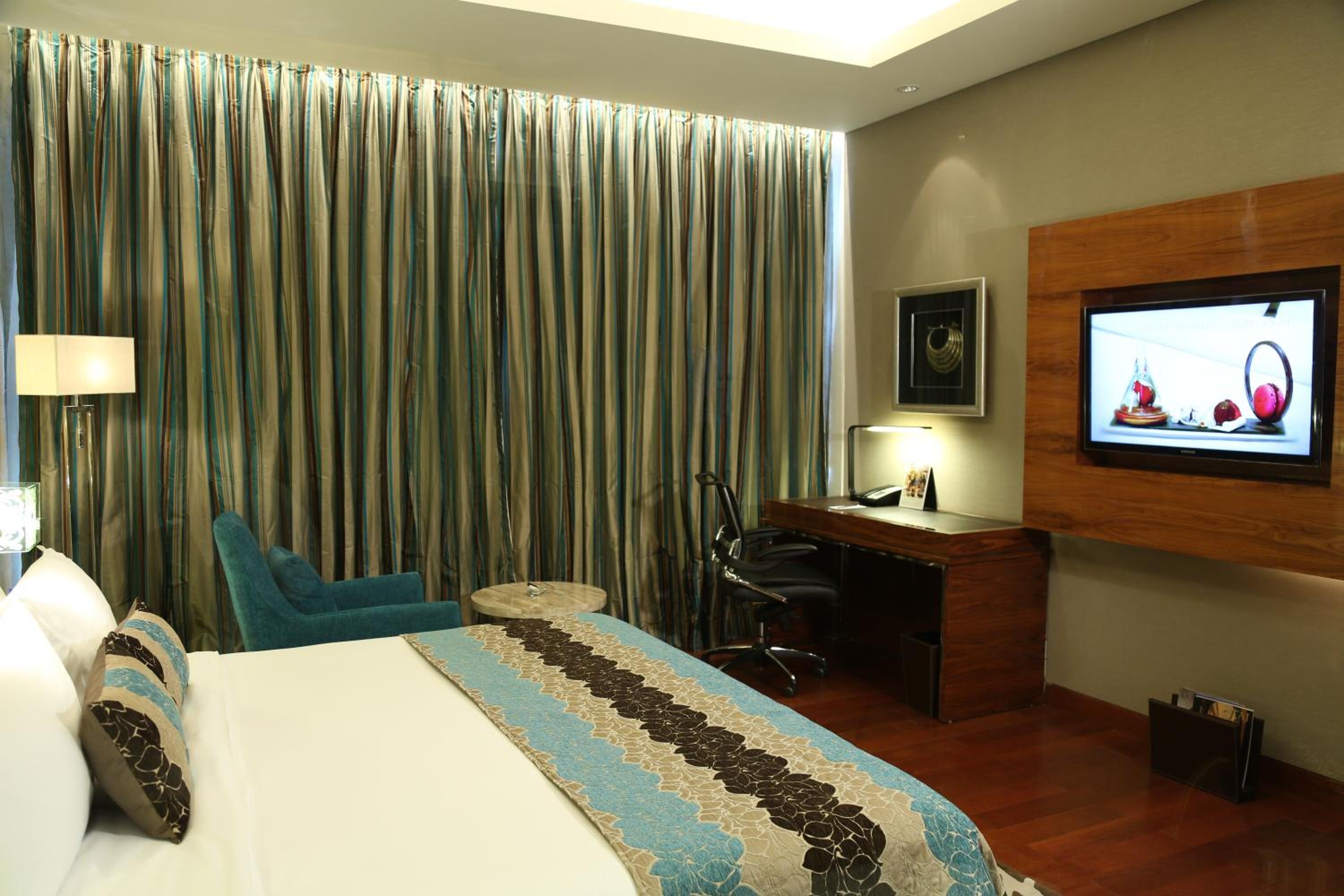 Superior Room king bed photo 2
