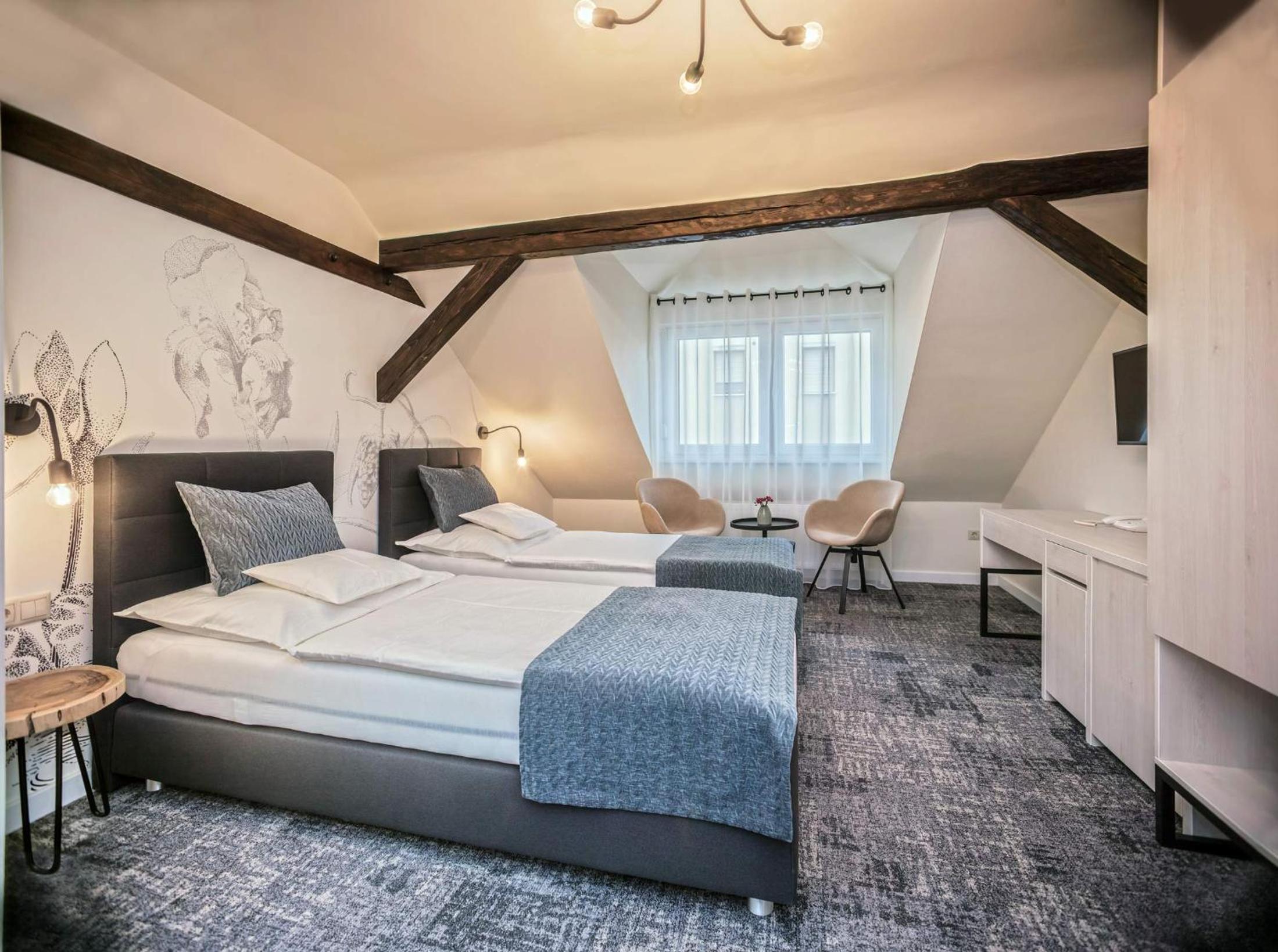 Double or Twin Room with Private Bathroom - Photo 15