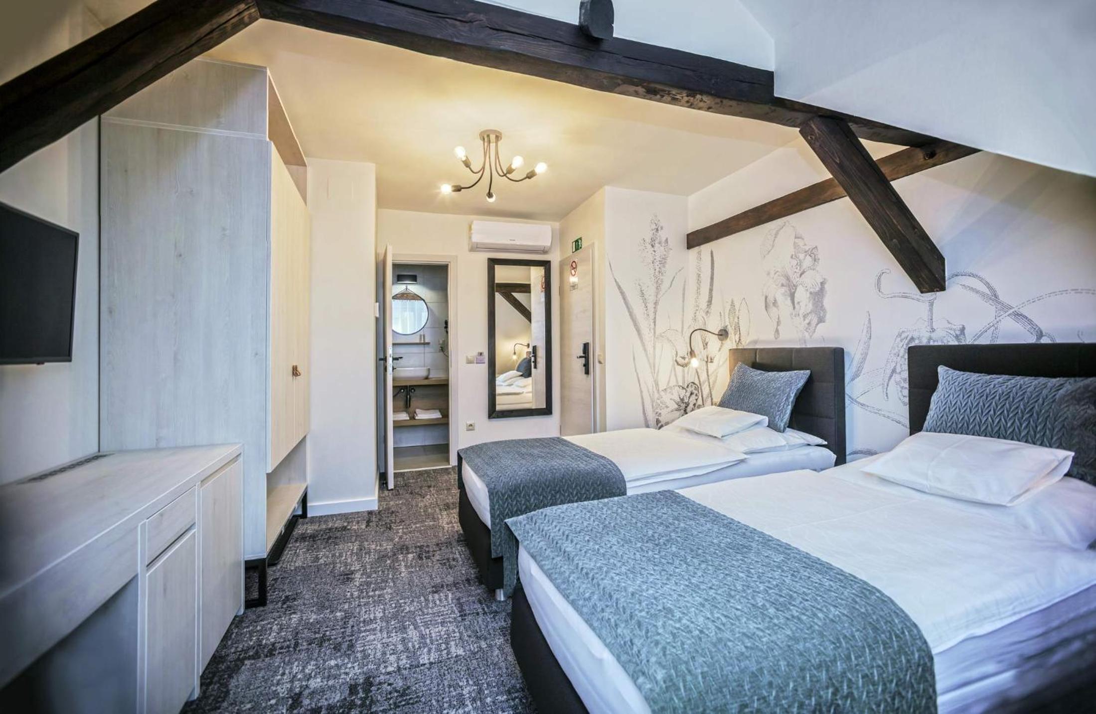 Double or Twin Room with Private Bathroom - Photo 17
