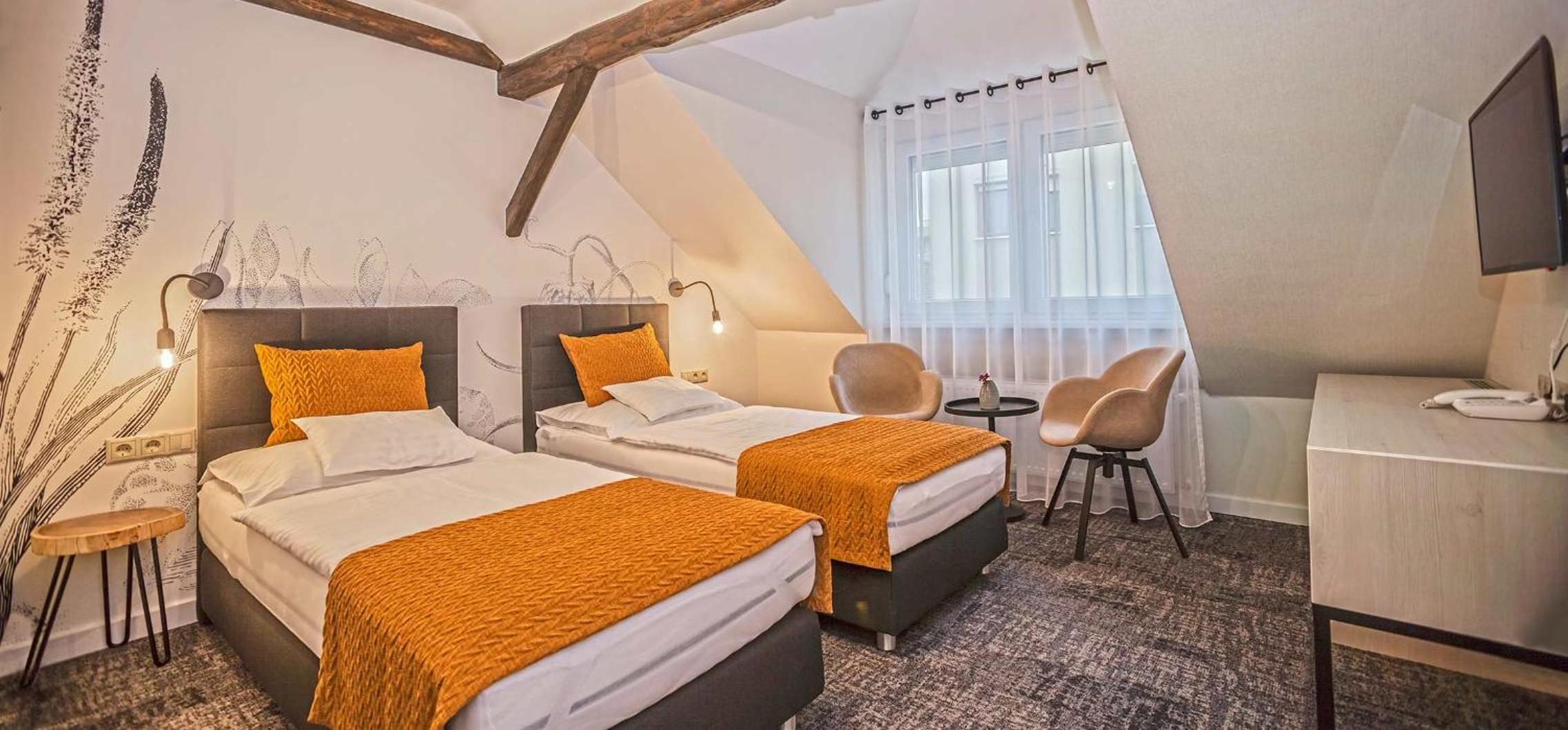 Double or Twin Room with Private Bathroom - Photo 14