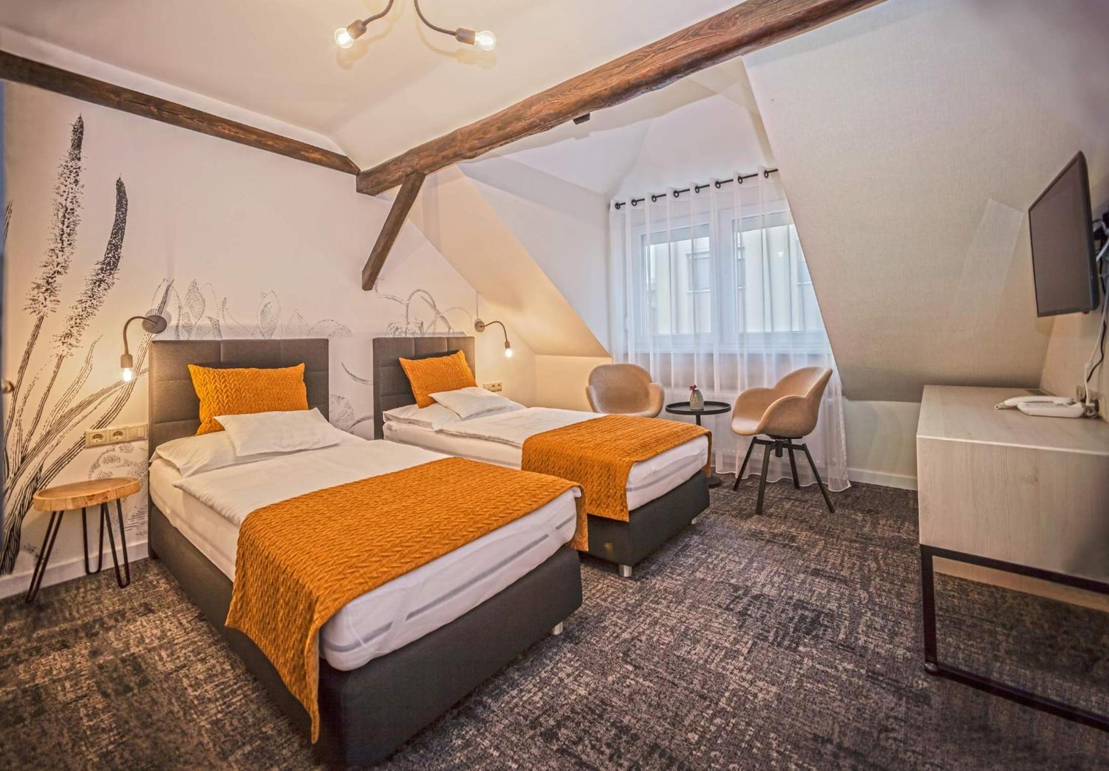 Double or Twin Room with Private Bathroom - Photo 13