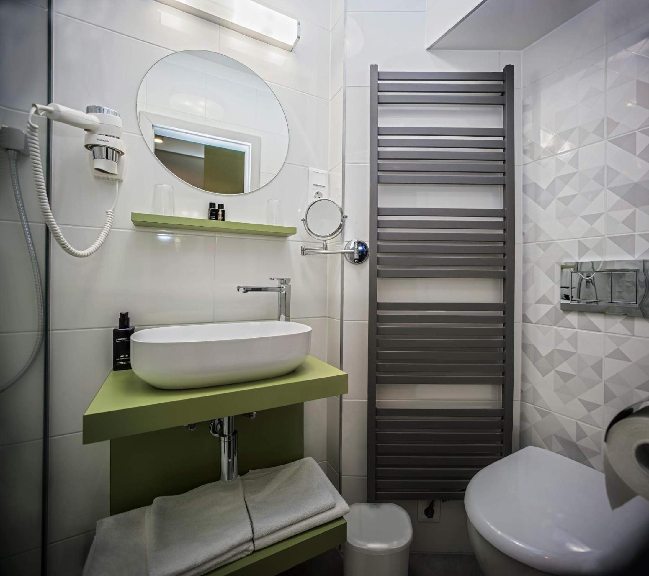 Double or Twin Room with Private Bathroom - Photo 2