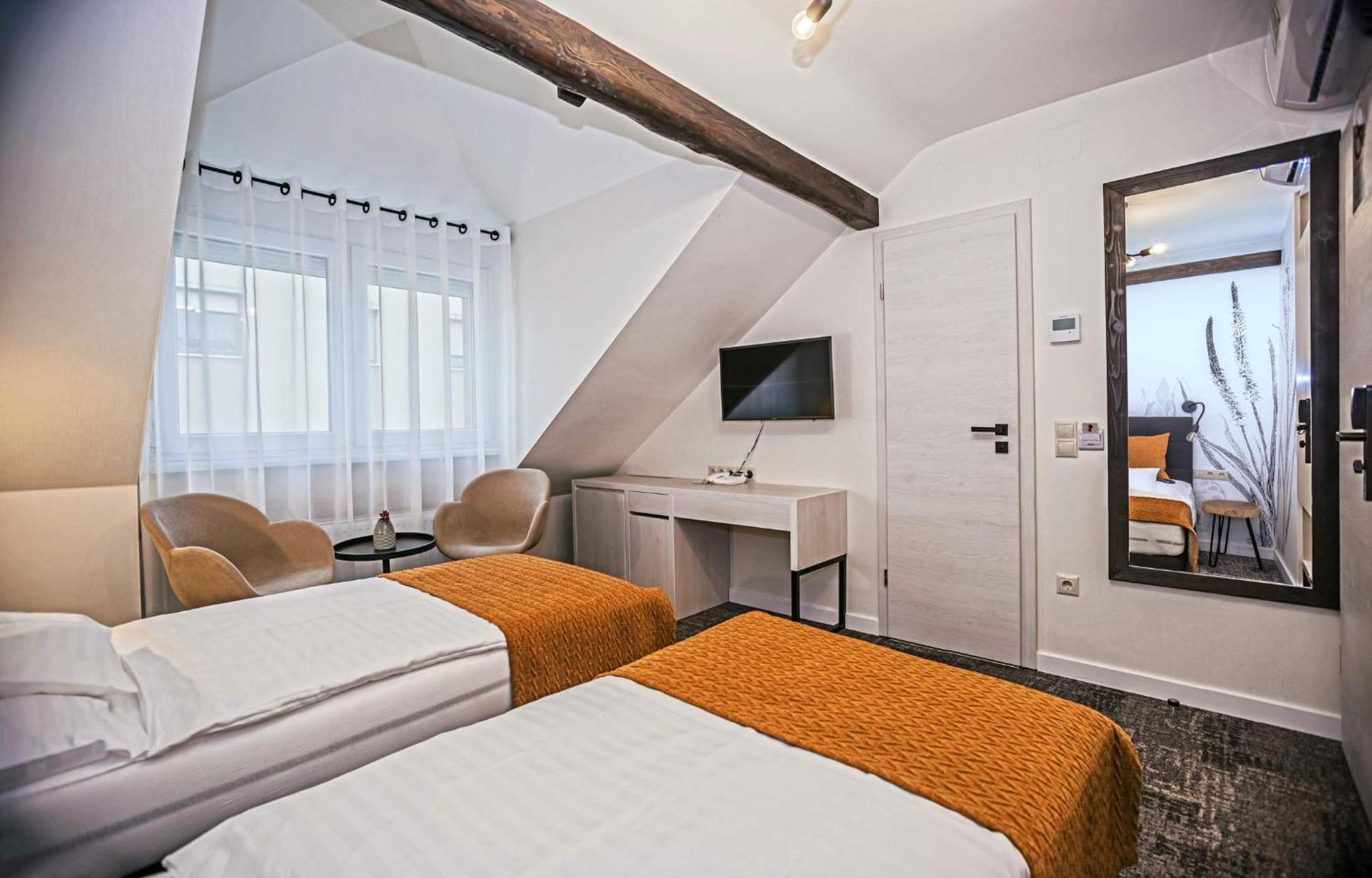Double or Twin Room with Private Bathroom - Photo 11