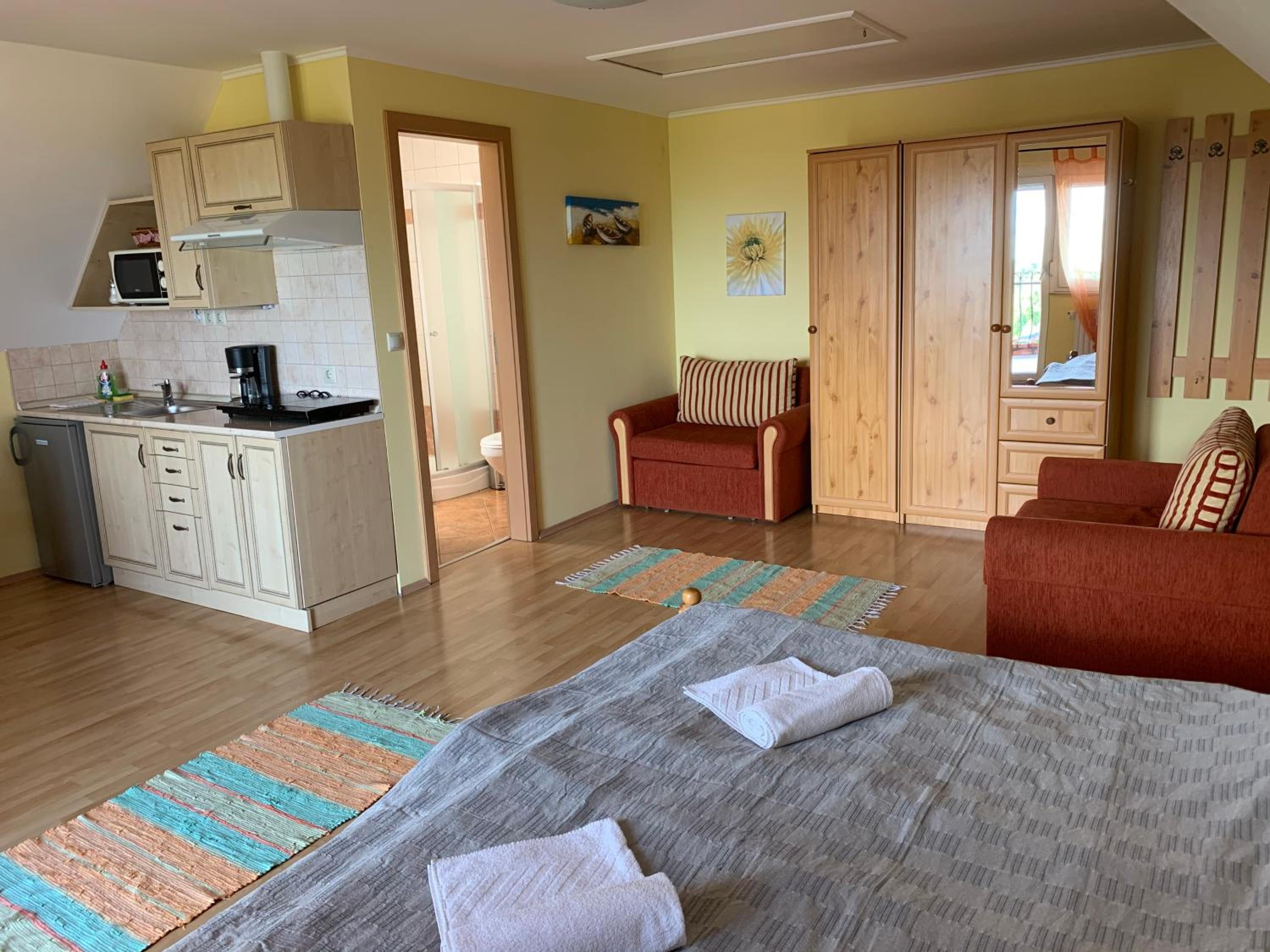 Studio with Balcony and Lake View (4 Adults) photo 3