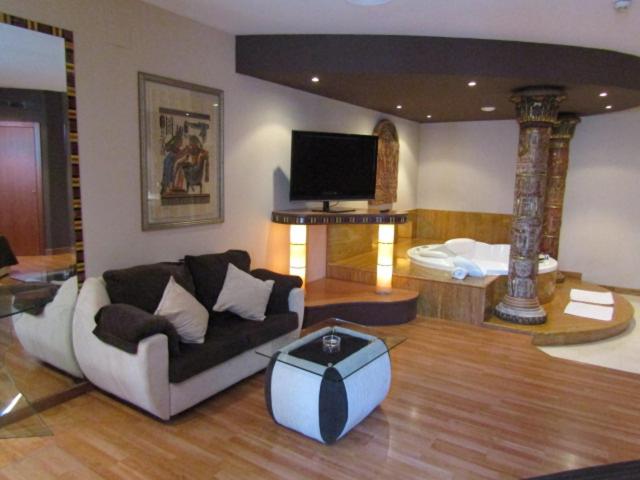 Suite with Spa Bath photo 3