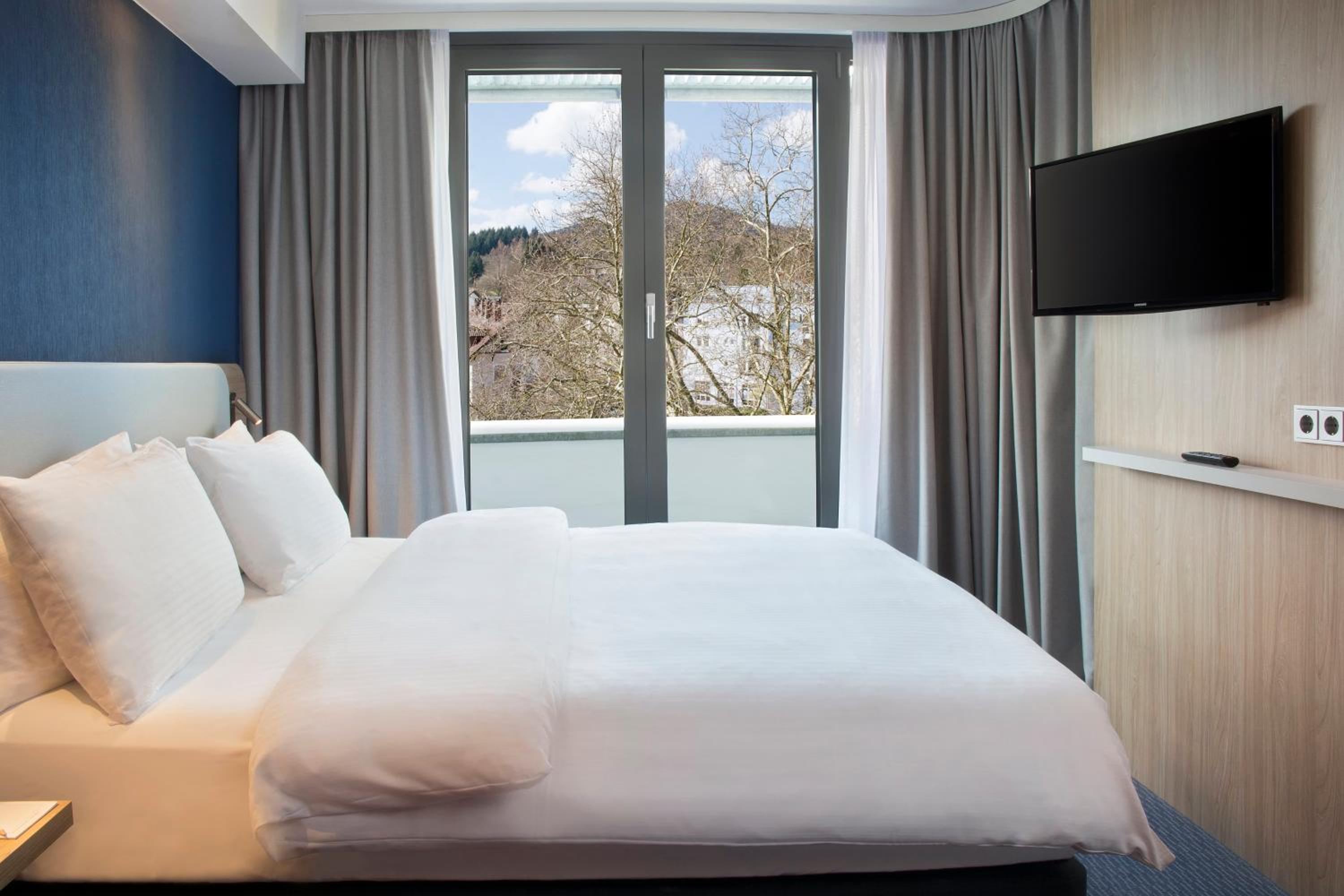Standard Queen Room with Single Sofa Bed - Photo 5