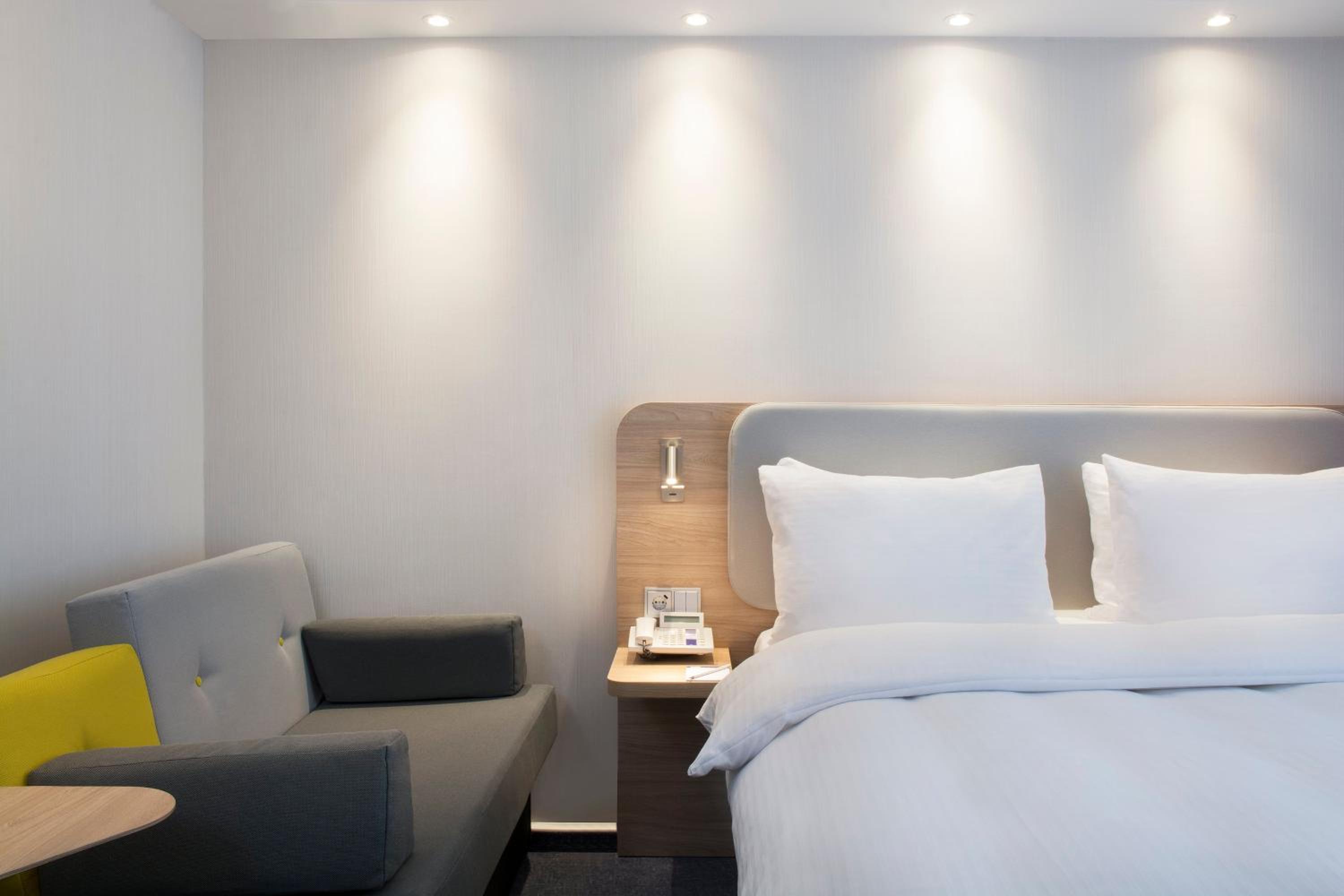 Standard Queen Room with Single Sofa Bed - Photo 2