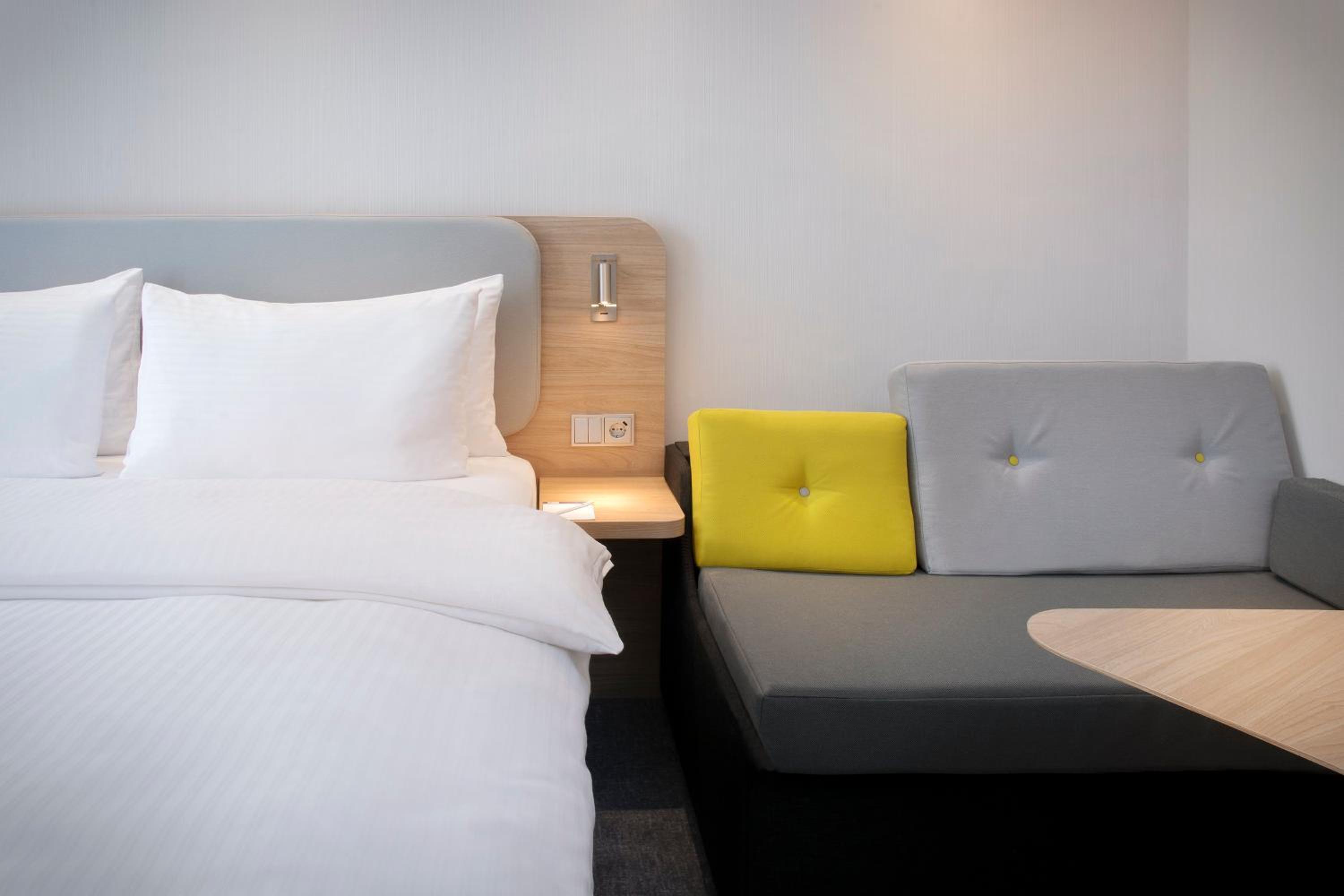 Standard Queen Room with Single Sofa Bed - Photo 1
