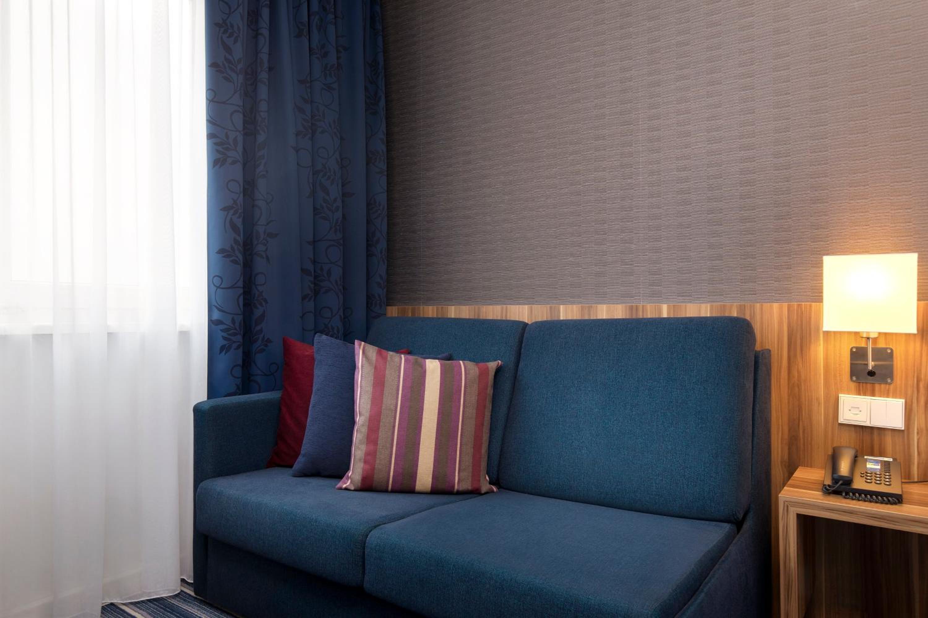 Standard Queen Room with Single Sofa Bed - Photo 4