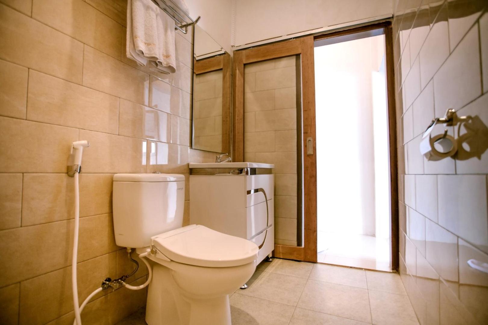 Deluxe Room with Pool Access - Photo 6