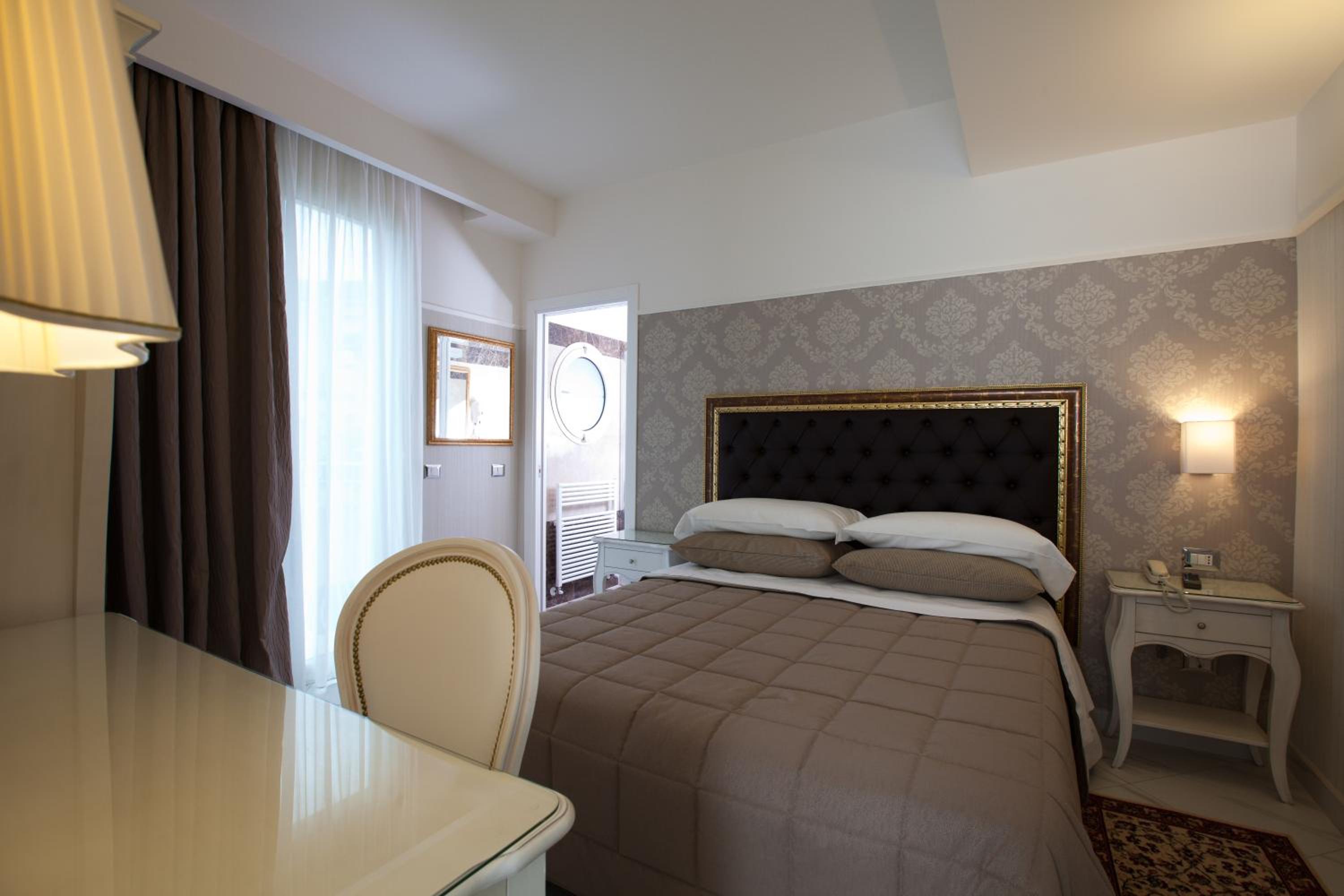 Double or Twin Room - Photo 9