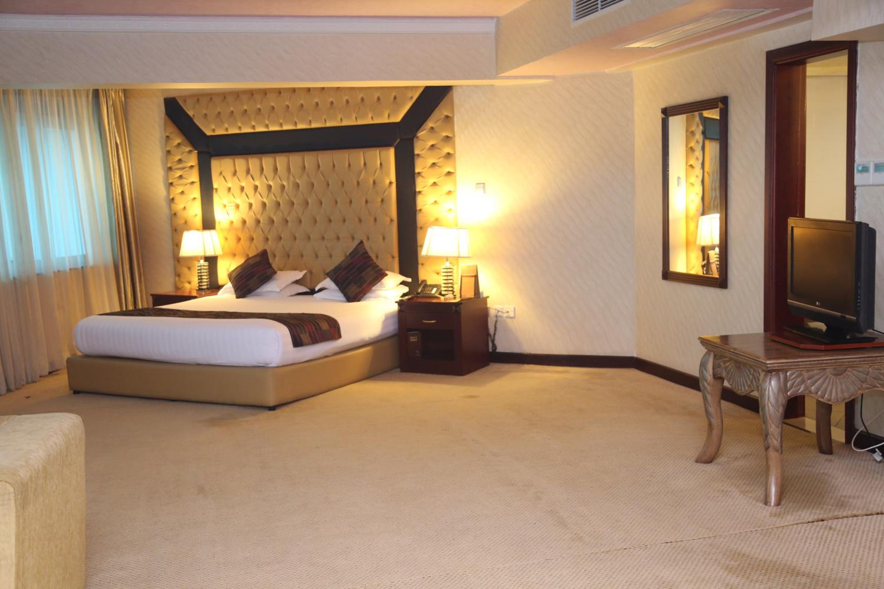 Executive Suite - Photo 12