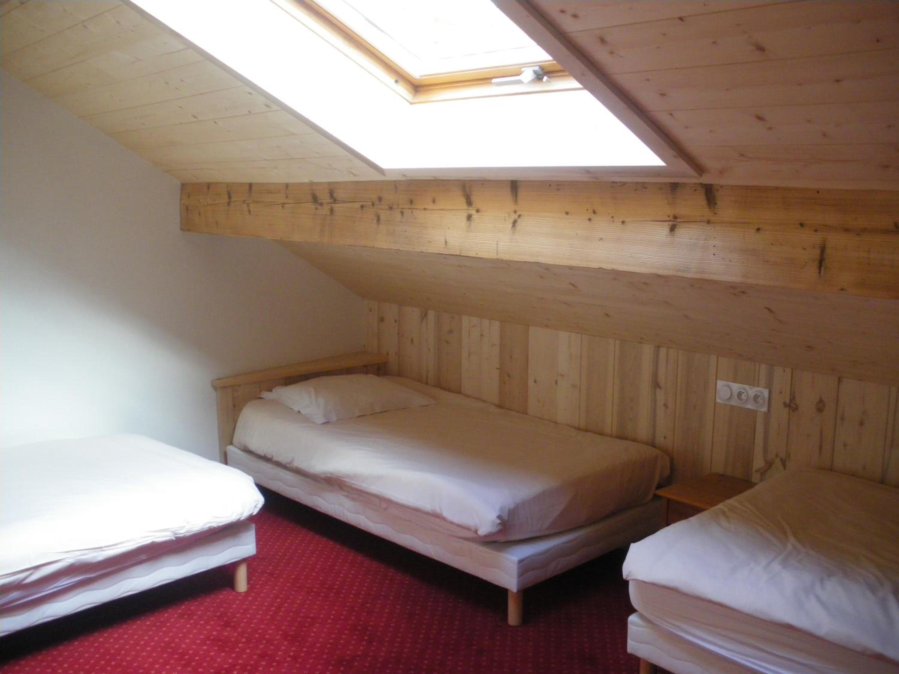 Triple Room with Single Beds photo 3