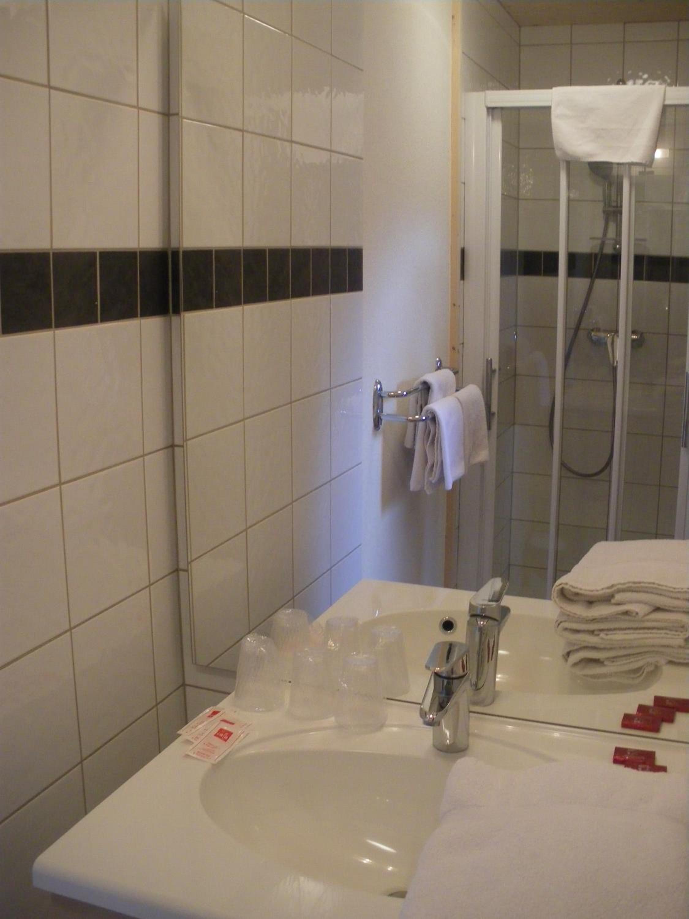 Triple Room with Single Beds photo 2