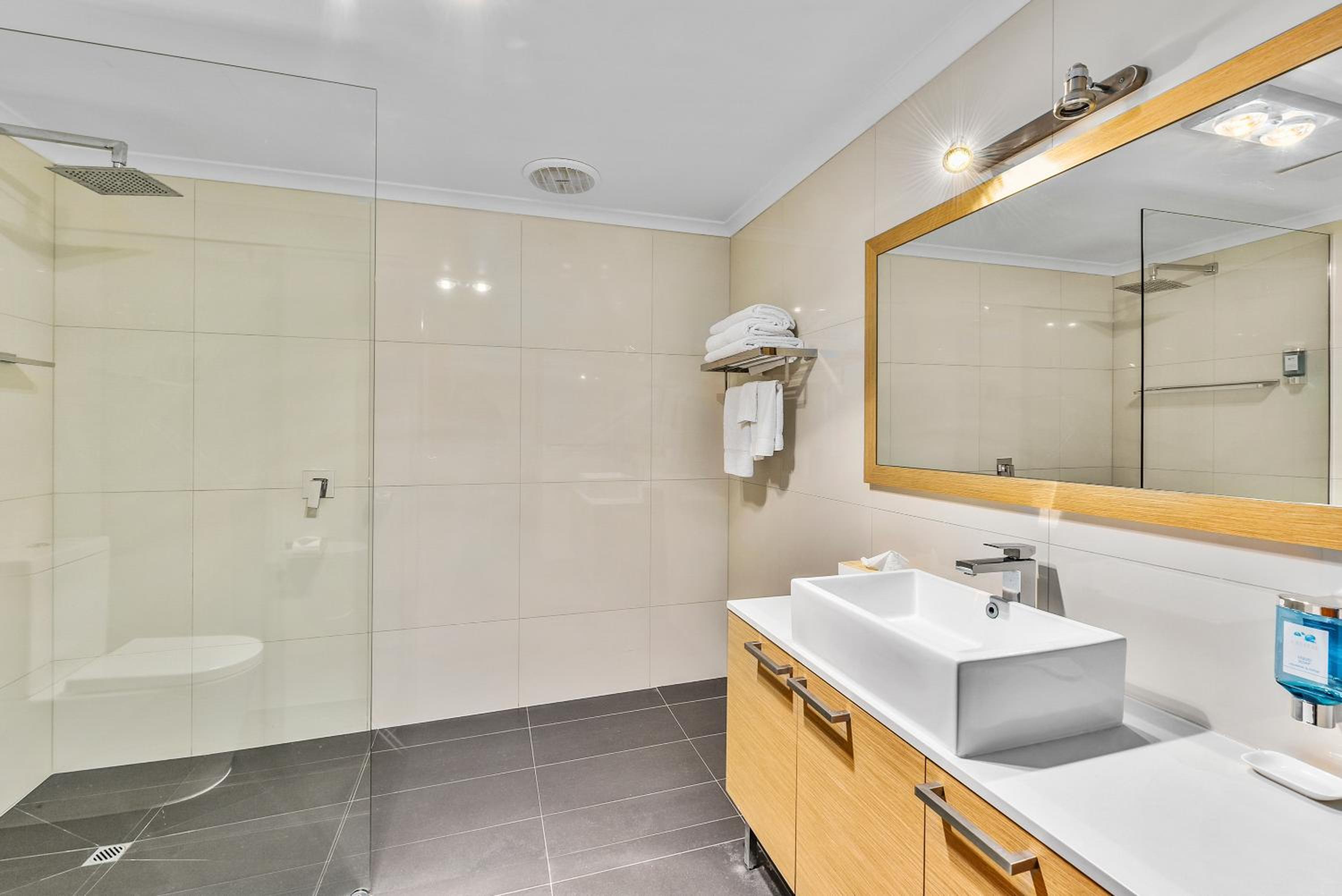Deluxe Twin Room with King and Single Bed - Photo 2
