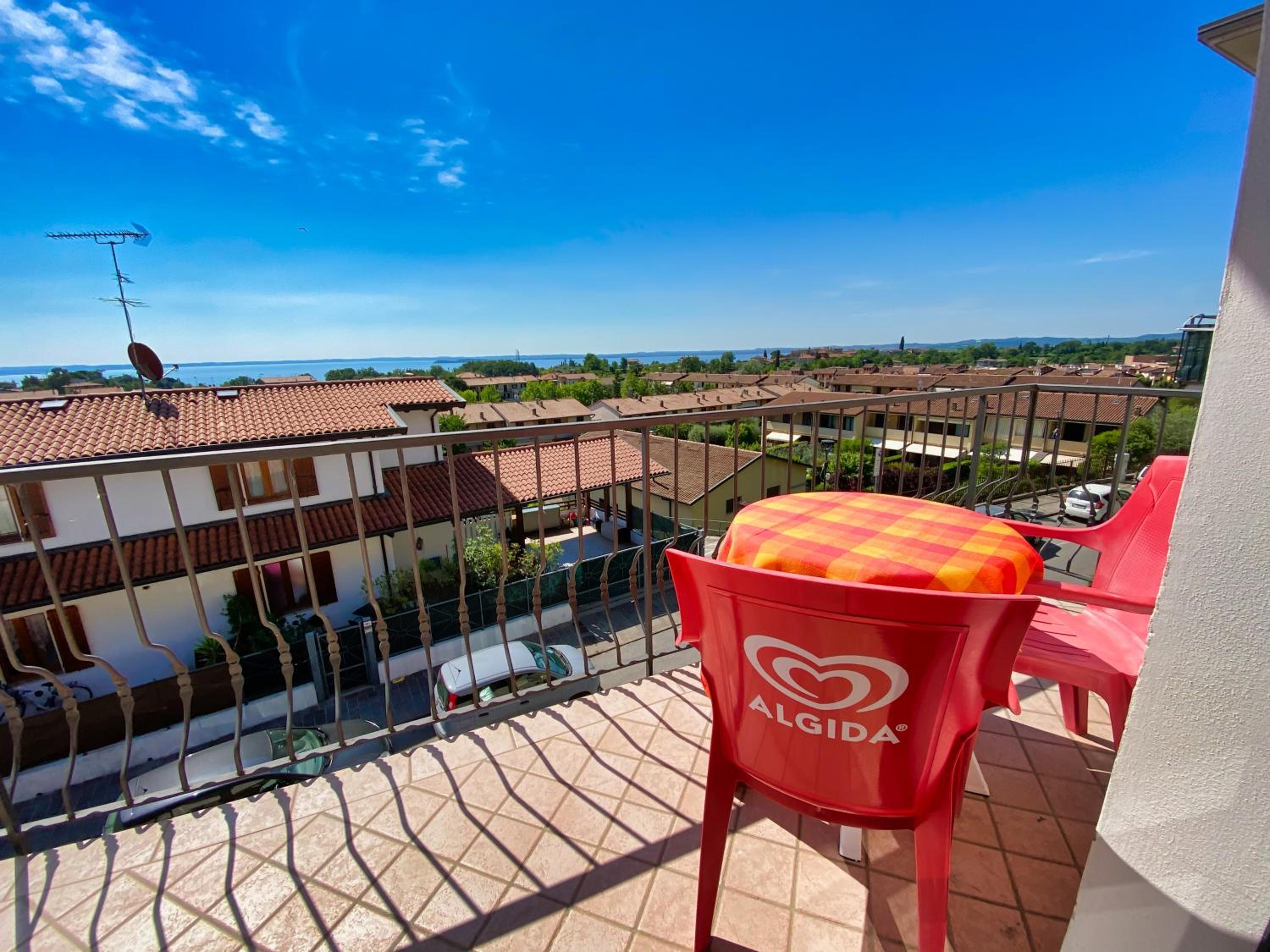 One-Bedroom Apartment with Balcony and Lake View - Street Side photo 2