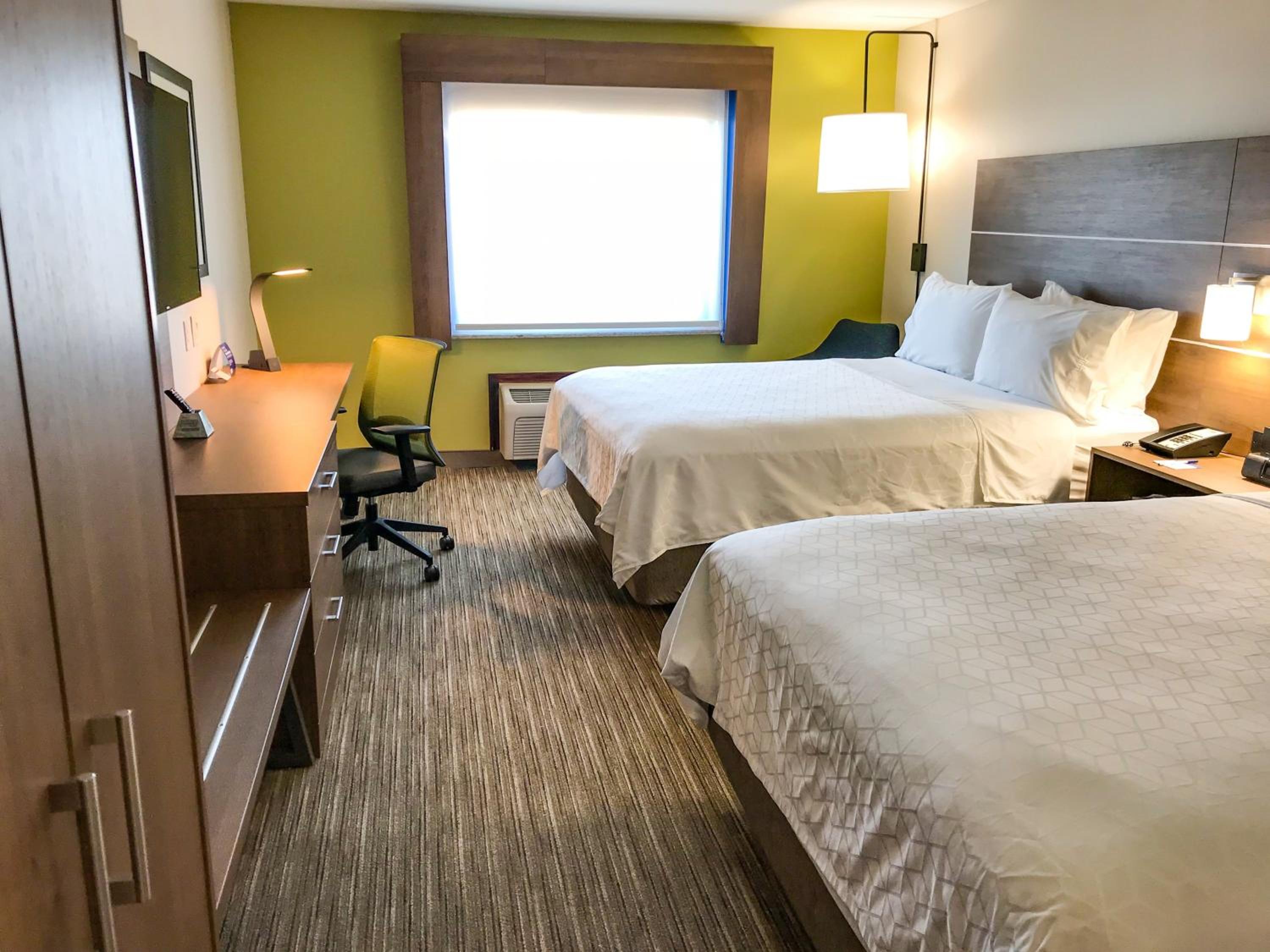 Standard Queen Room with Two Queen Beds - Photo 4