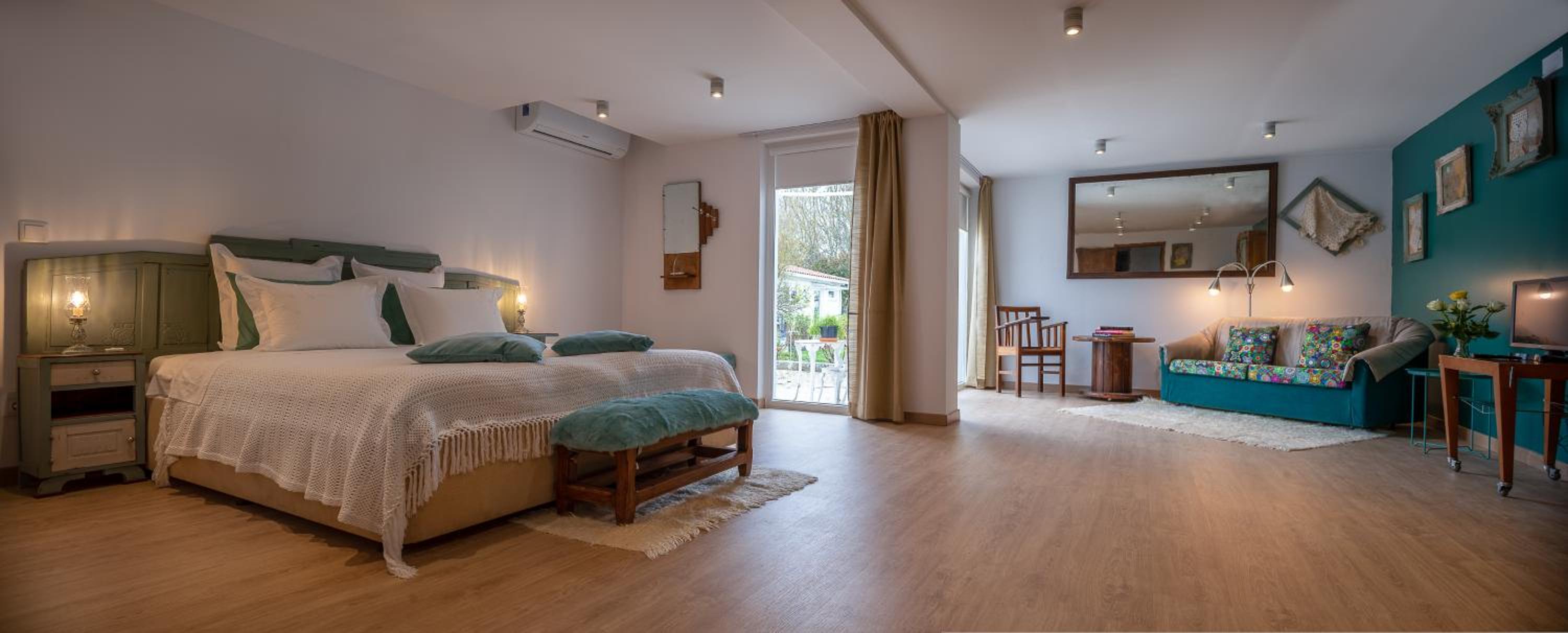 Deluxe Double Room (2 Adults + 1 Child) - Photo 1