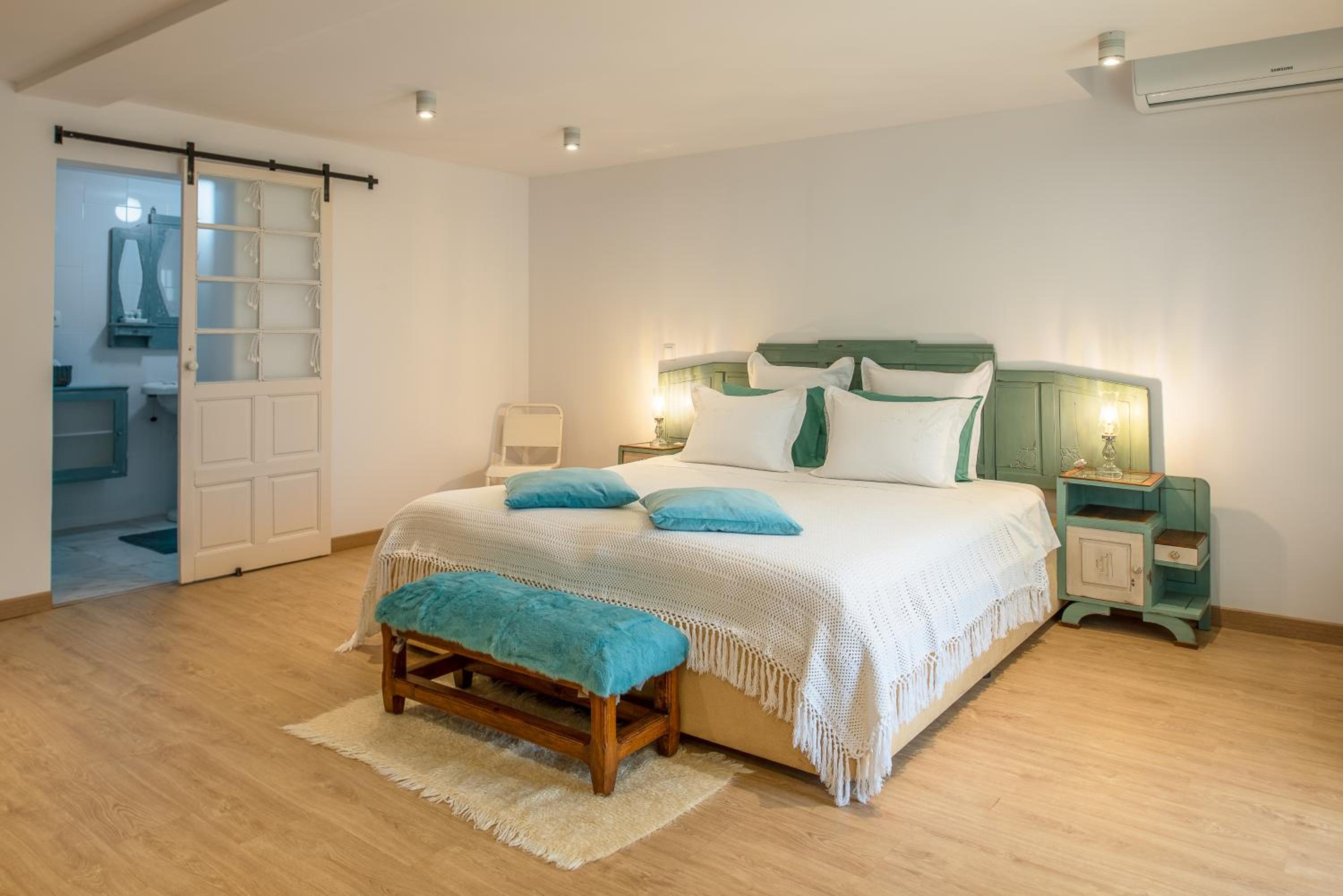 Deluxe Double Room (2 Adults + 1 Child) - Photo 10