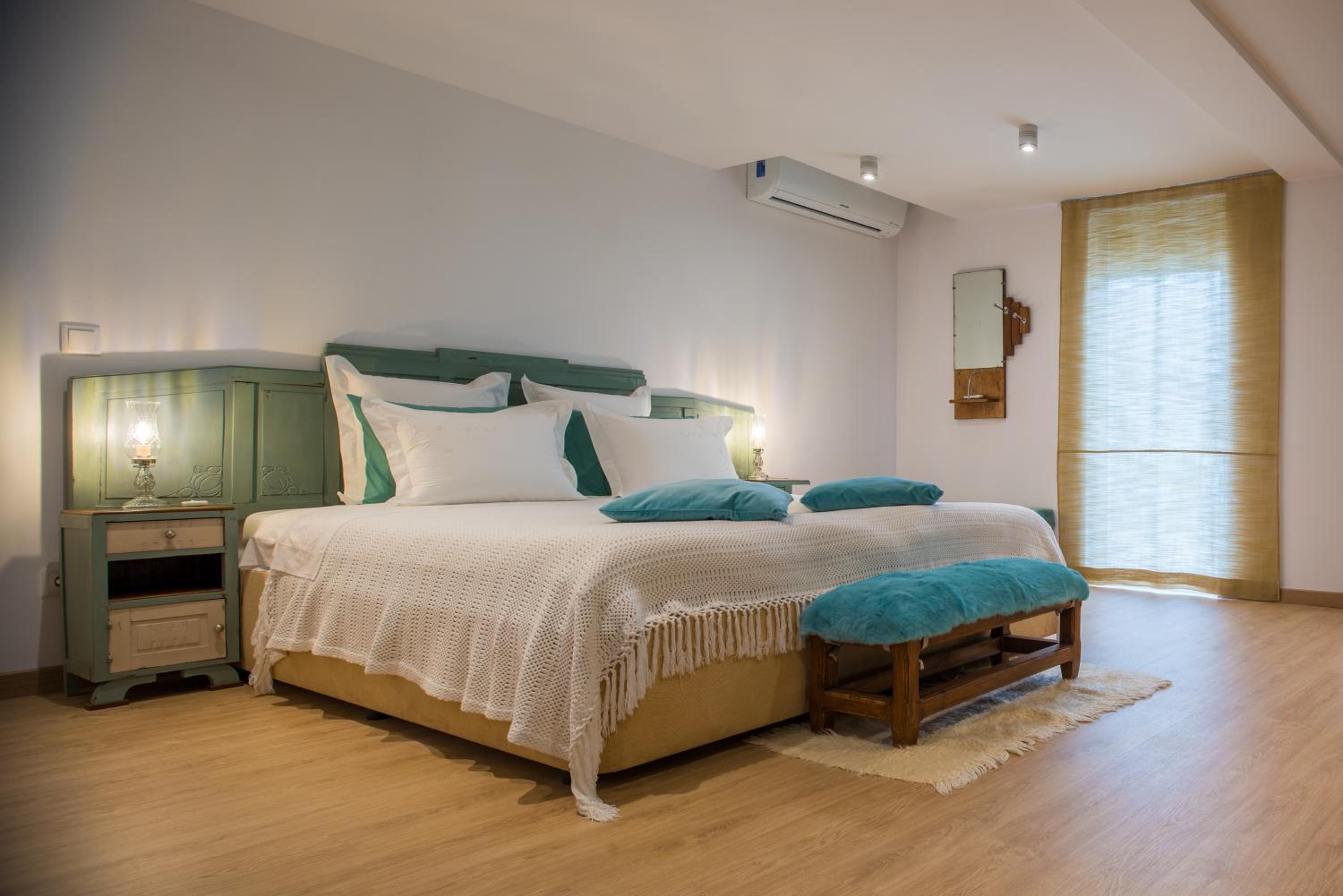 Deluxe Double Room (2 Adults + 1 Child) - Photo 8