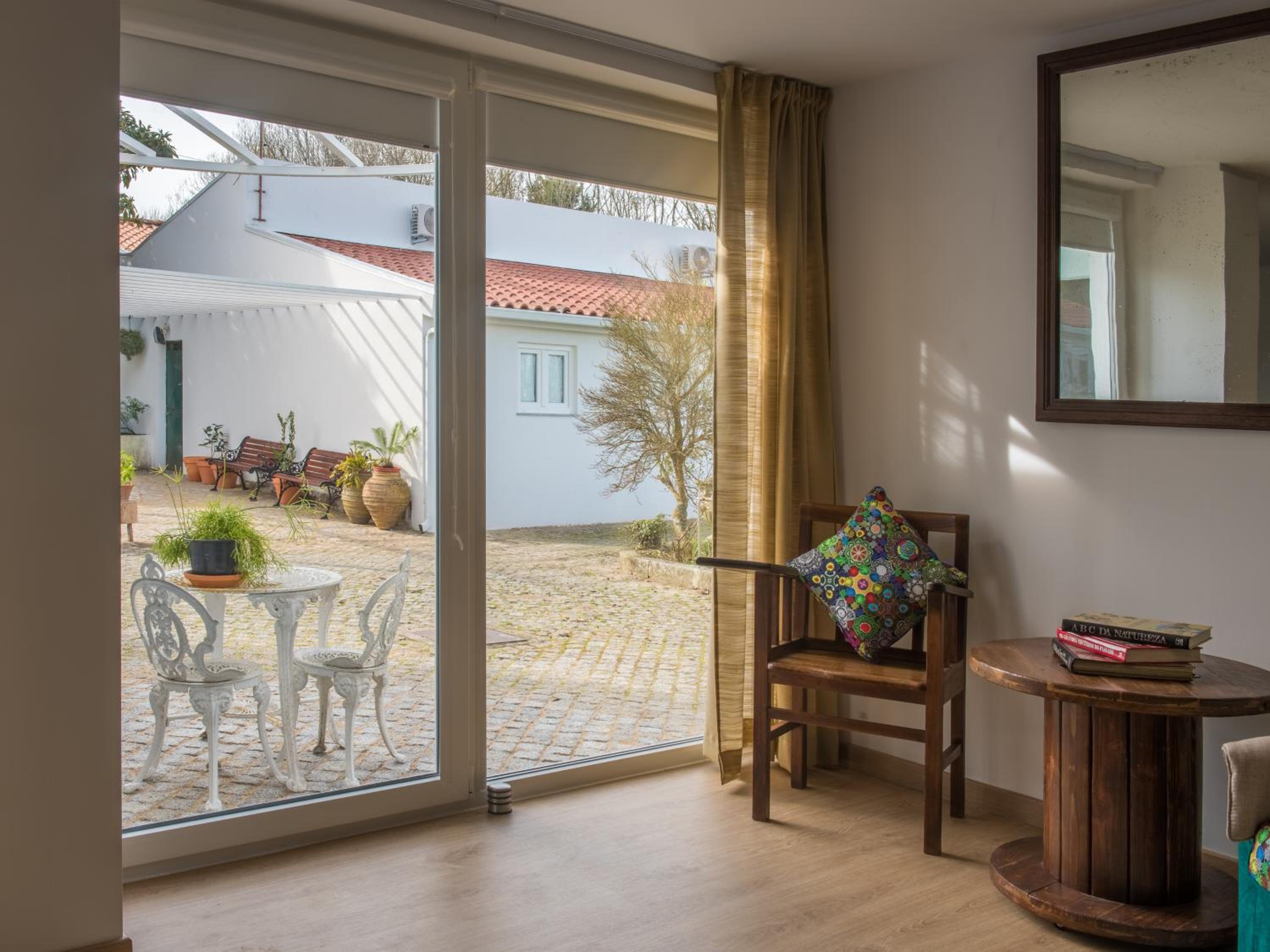 Deluxe Double Room (2 Adults + 1 Child) - Photo 4