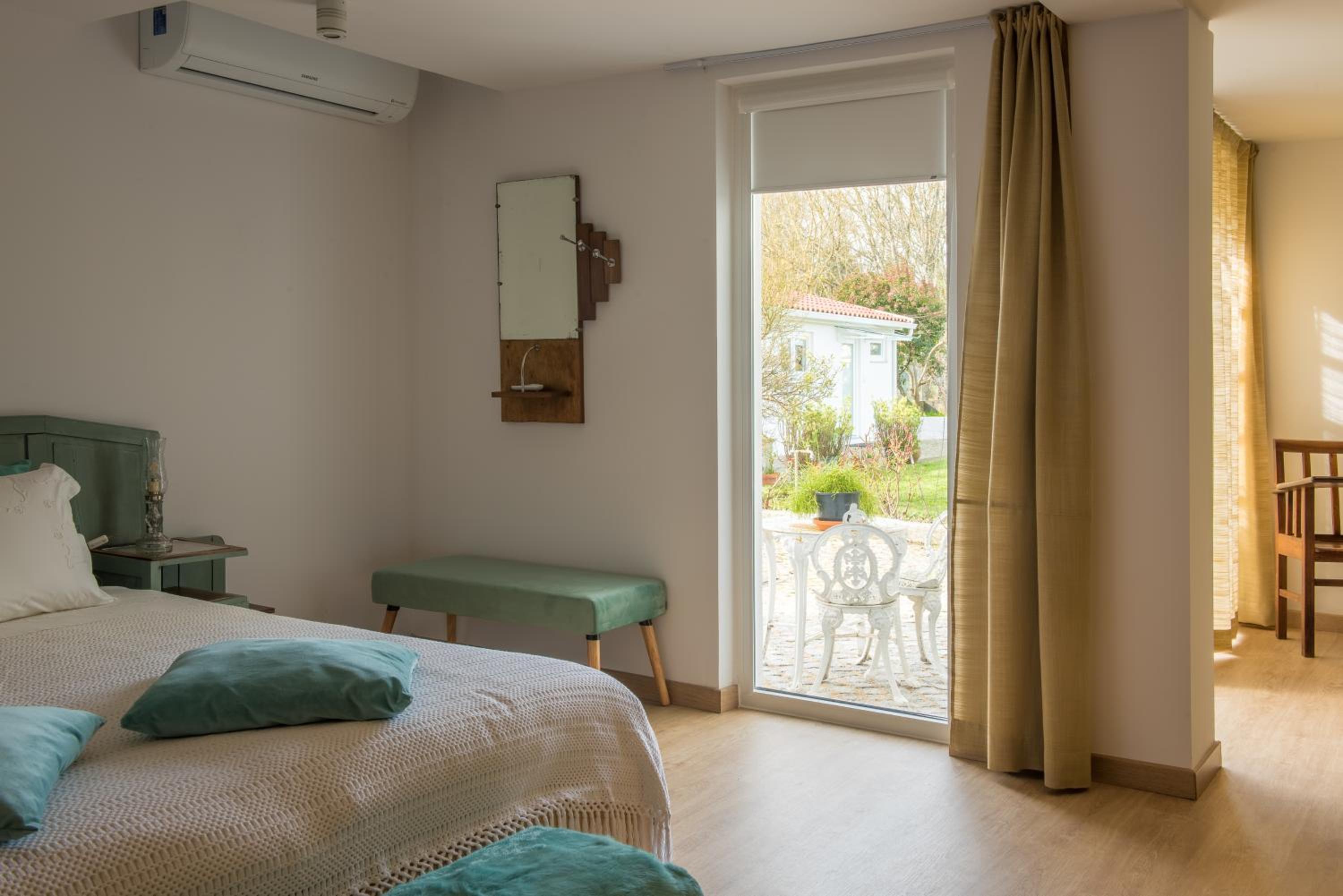 Deluxe Double Room (2 Adults + 1 Child) - Photo 9