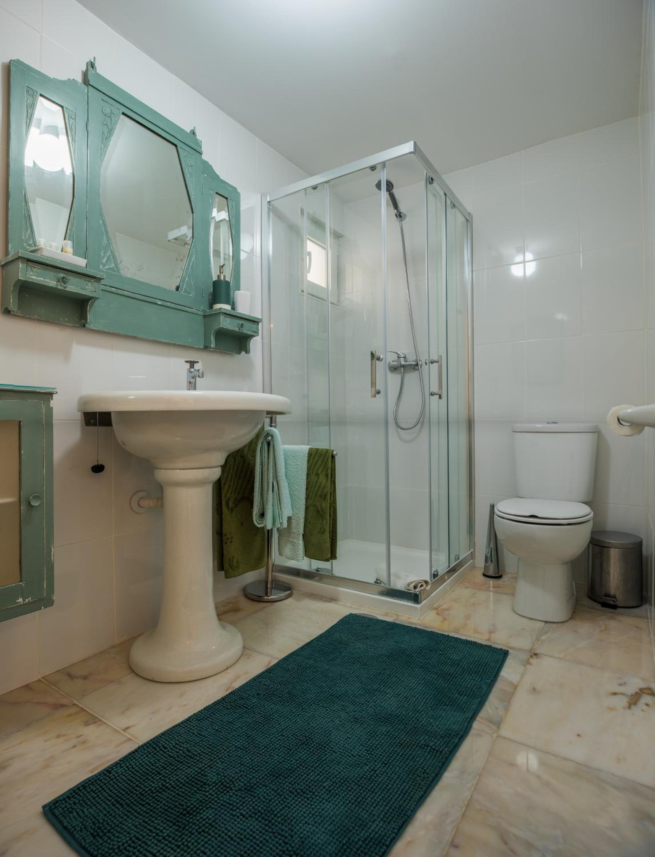 Deluxe Double Room (2 Adults + 1 Child) - Photo 3