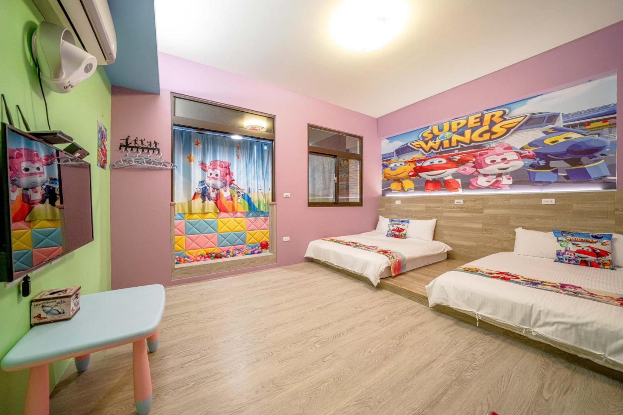 Superior Family Room - Photo 8