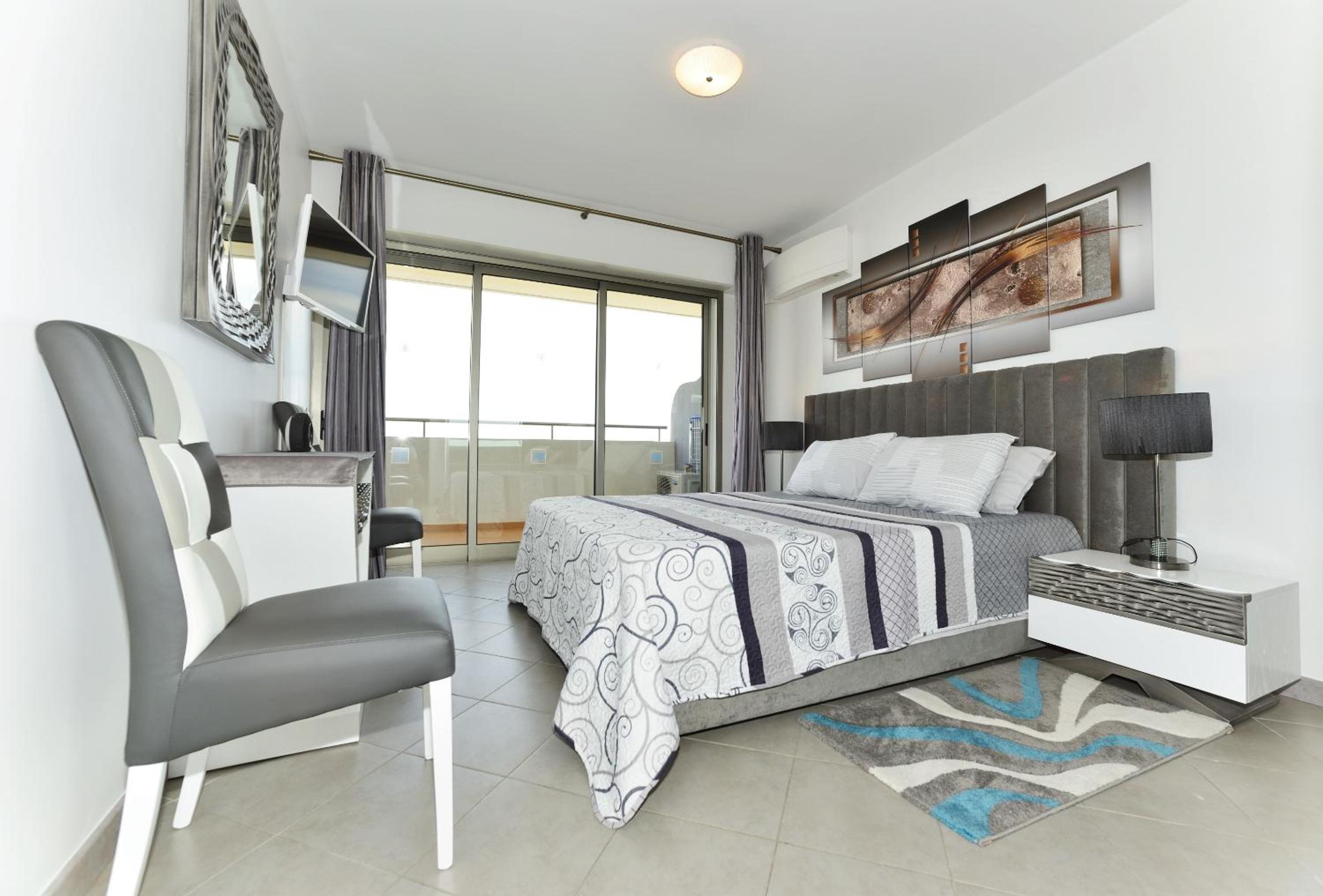 Superior One-Bedroom Apartment - Photo 10