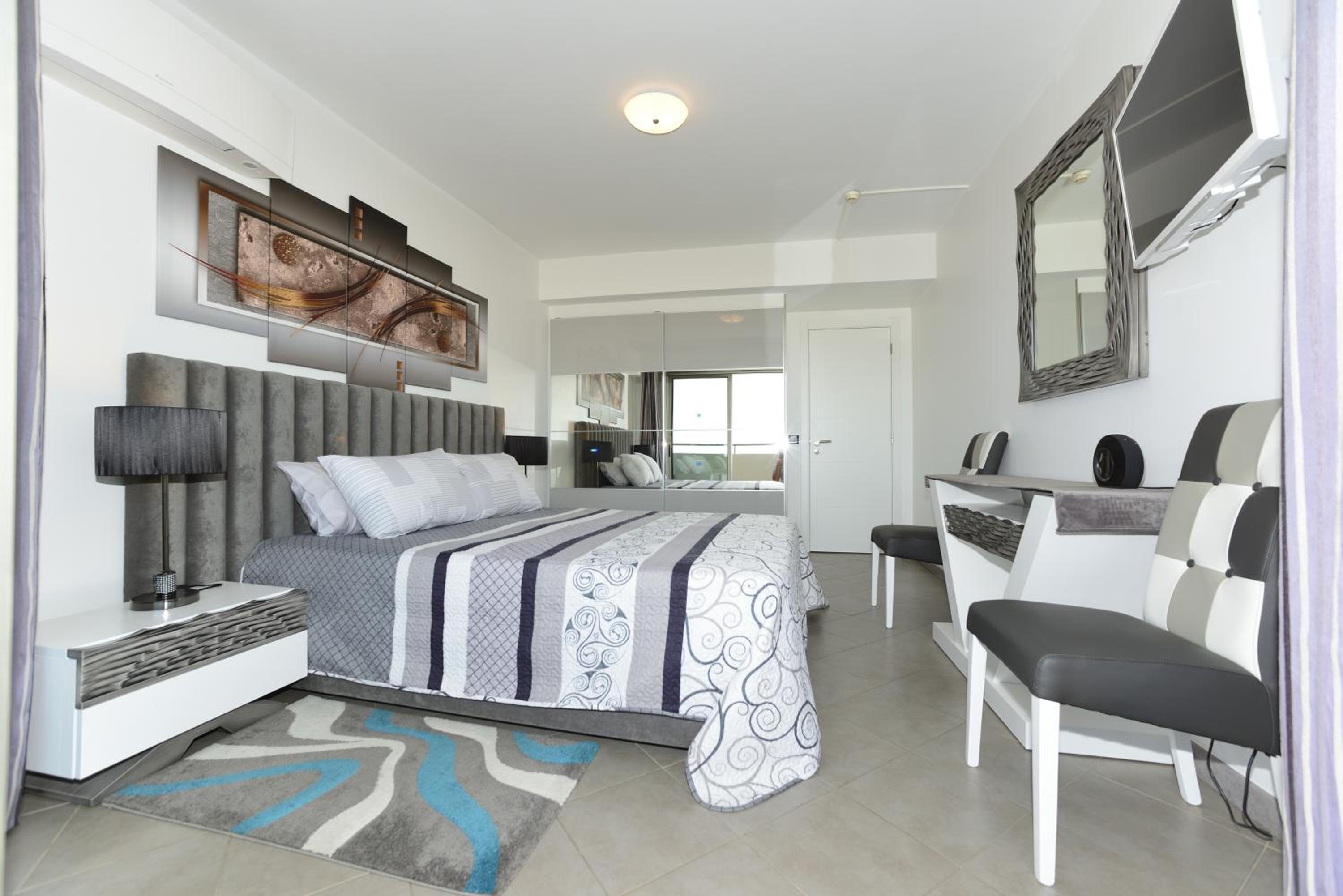 Superior One-Bedroom Apartment - Photo 5