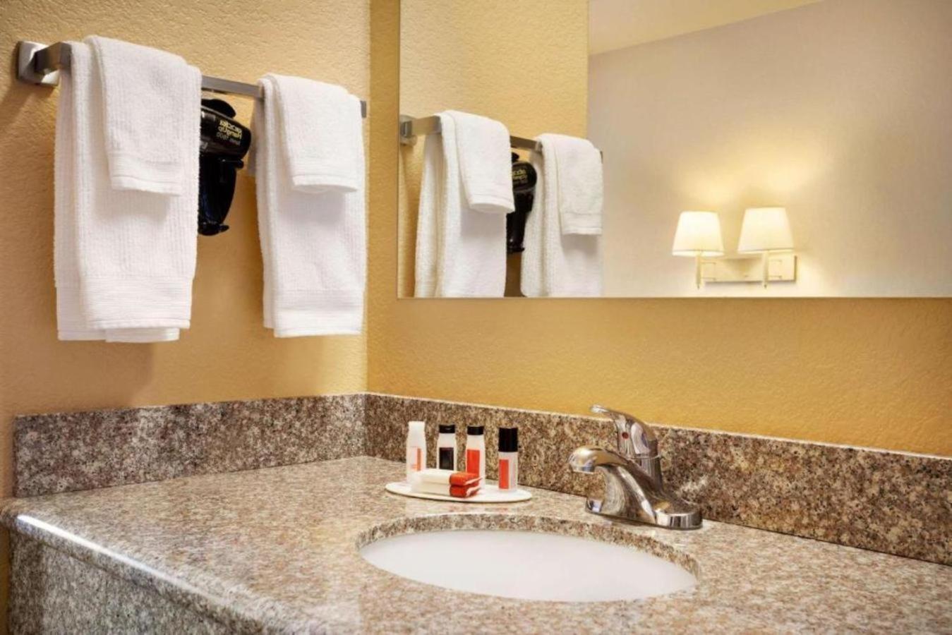 Queen Room - Mobility Access/Non-Smoking photo 2