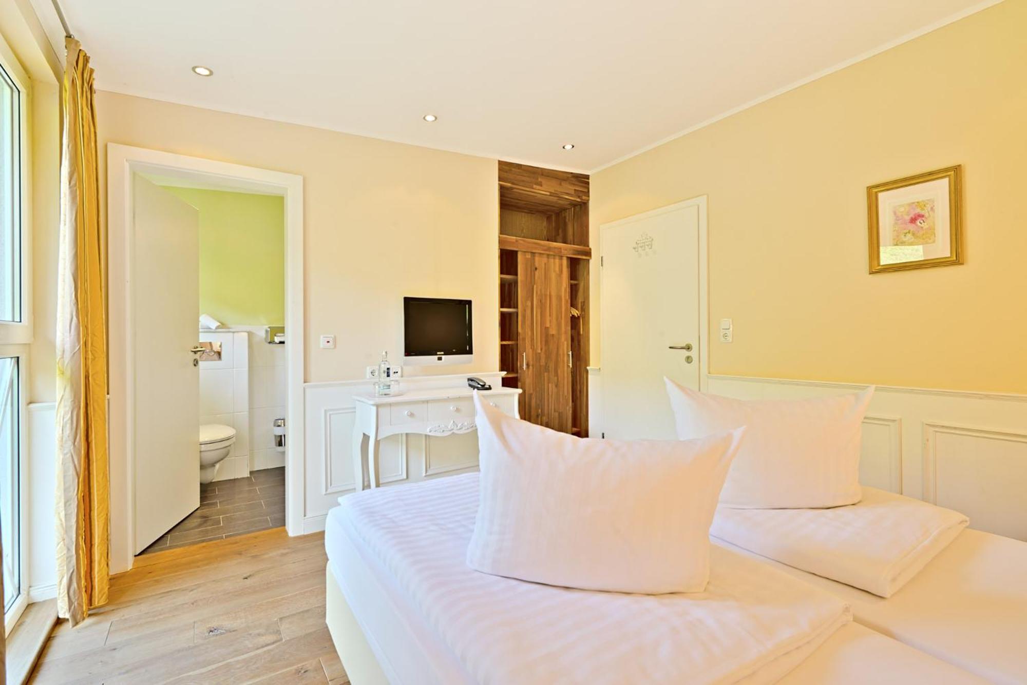 Small Room photo 3