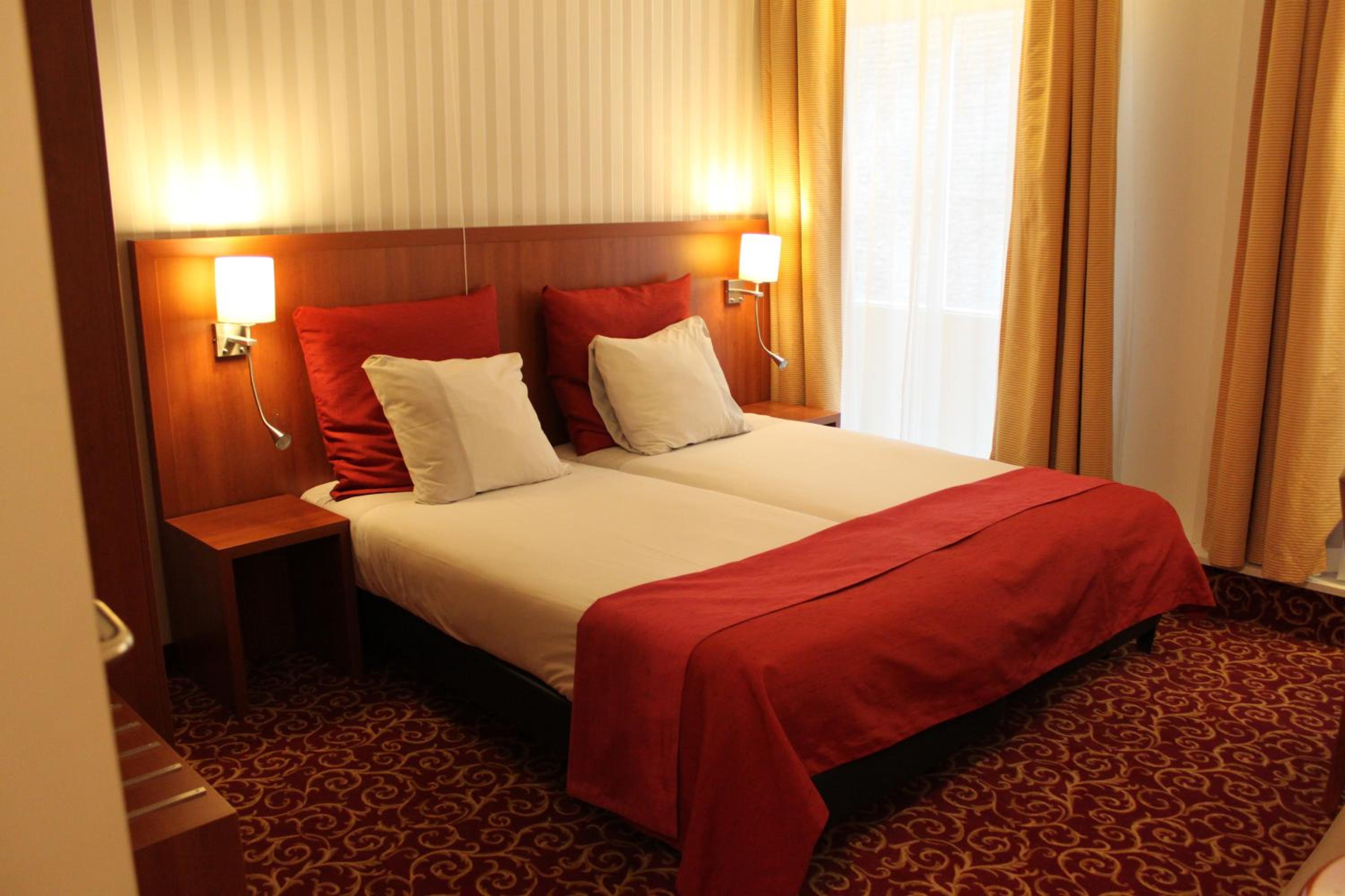 Standard Double or Twin Room - Photo 8