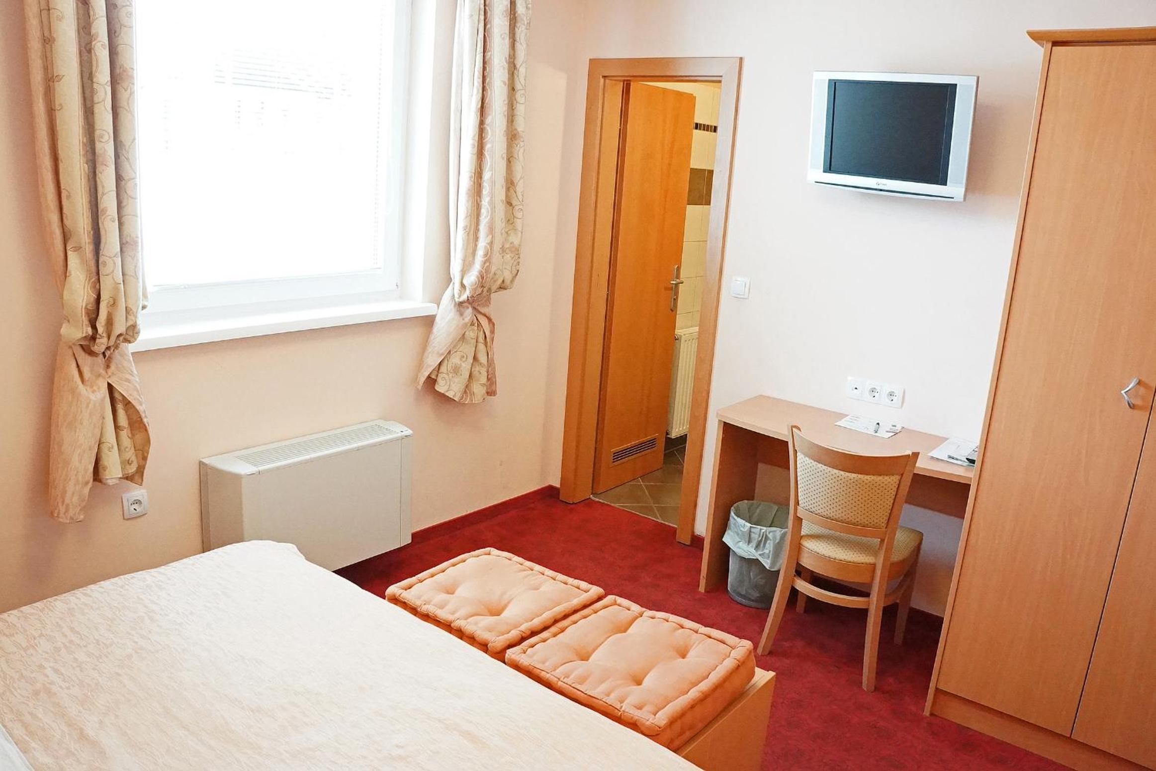 Double Room - Photo 5
