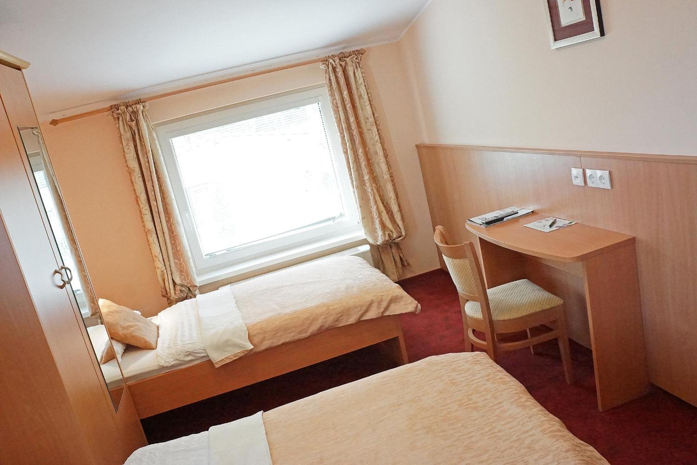 Twin Room - Photo 3