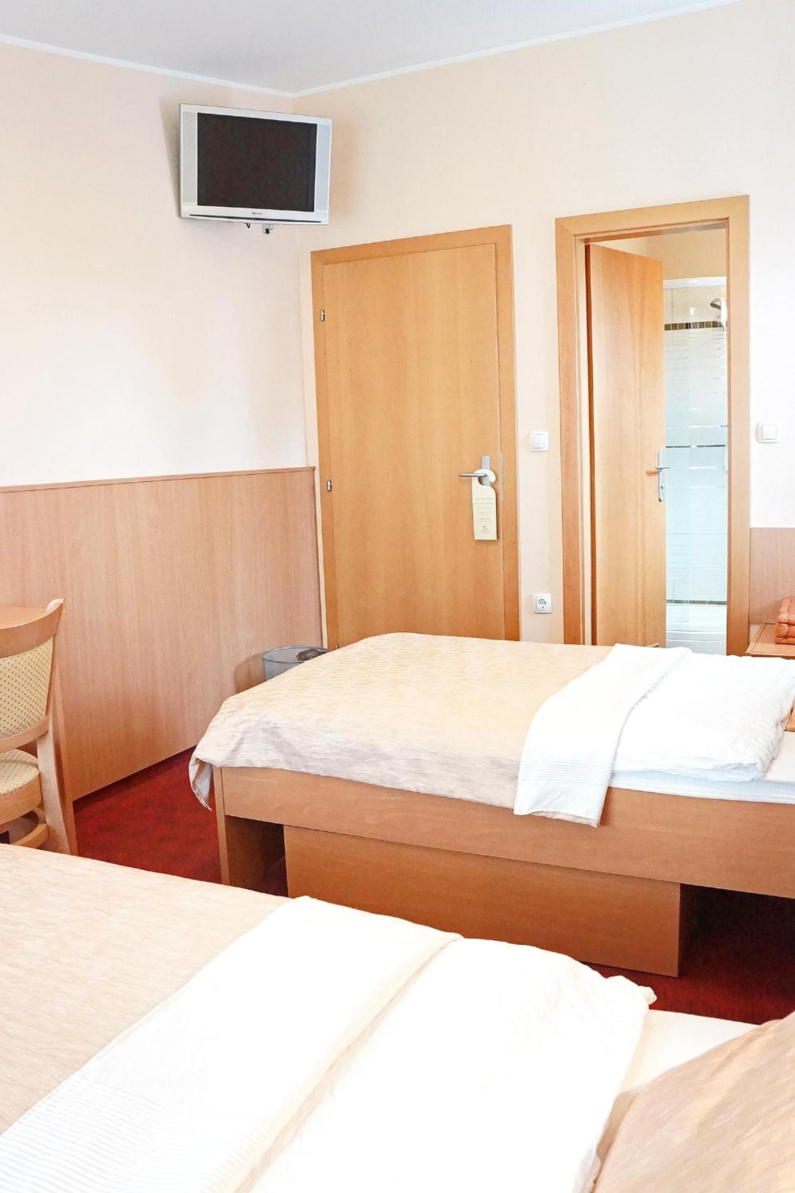 Twin Room - Photo 1