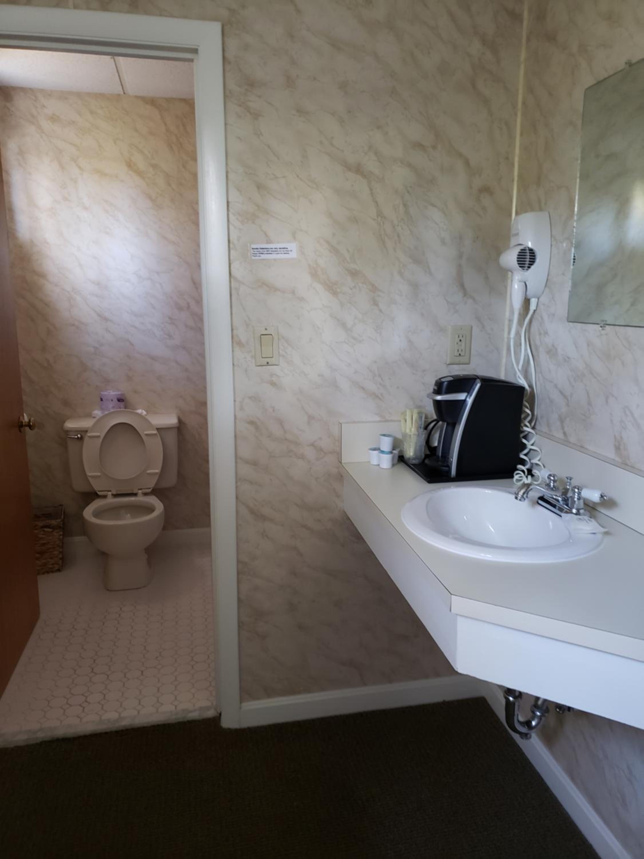 Motel Room 5 photo 3