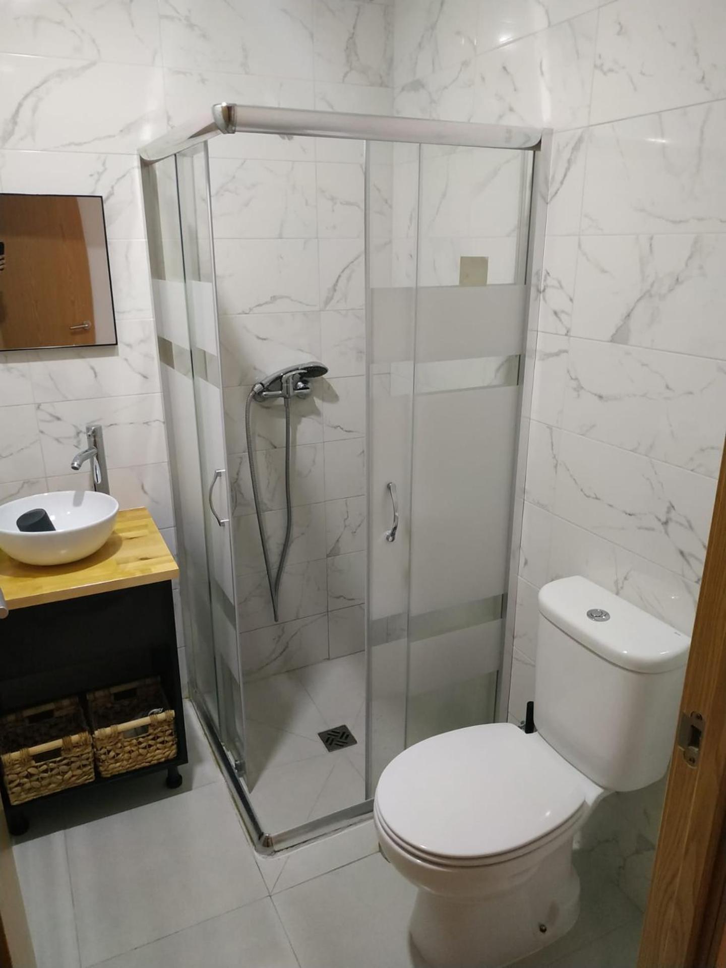 Family Room with Private Bathroom - Photo 2