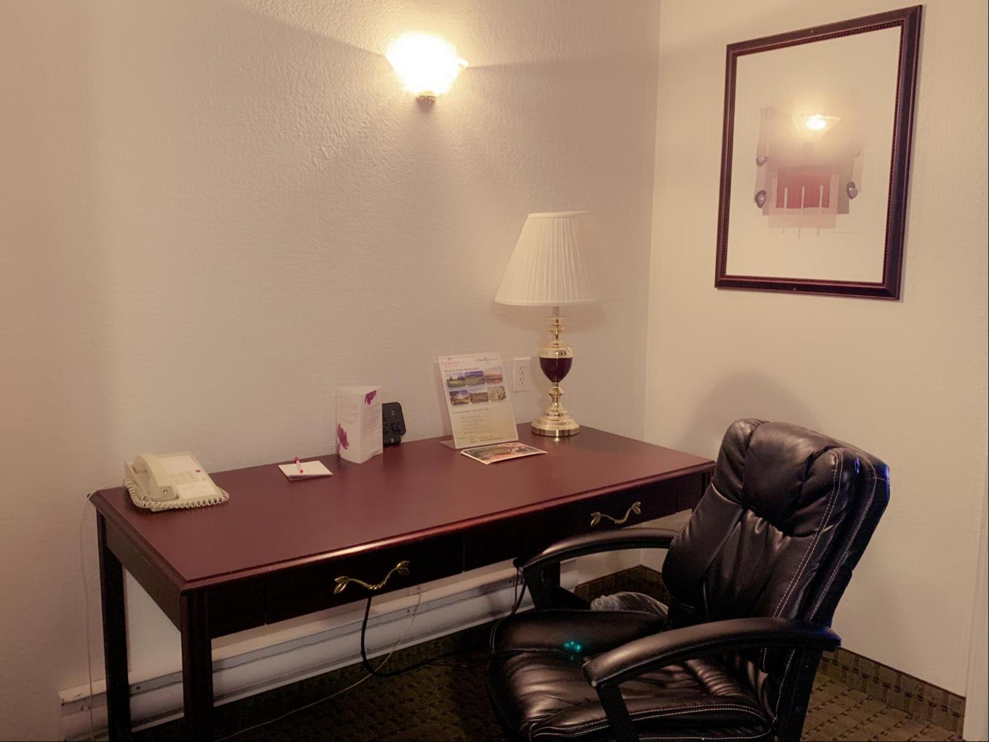 One-Bedroom Executive Business King Suite - Non-Smoking - Photo 6