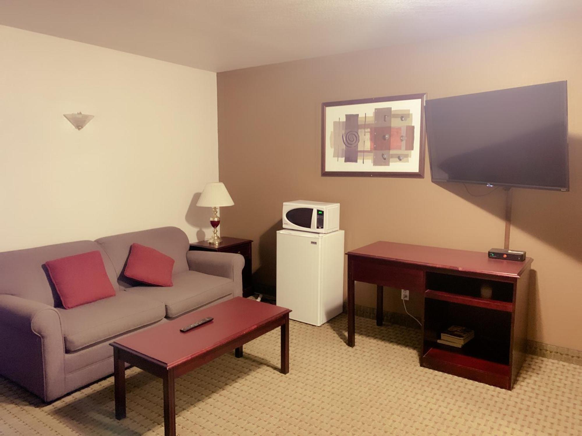 One-Bedroom Executive Business King Suite - Non-Smoking - Photo 7