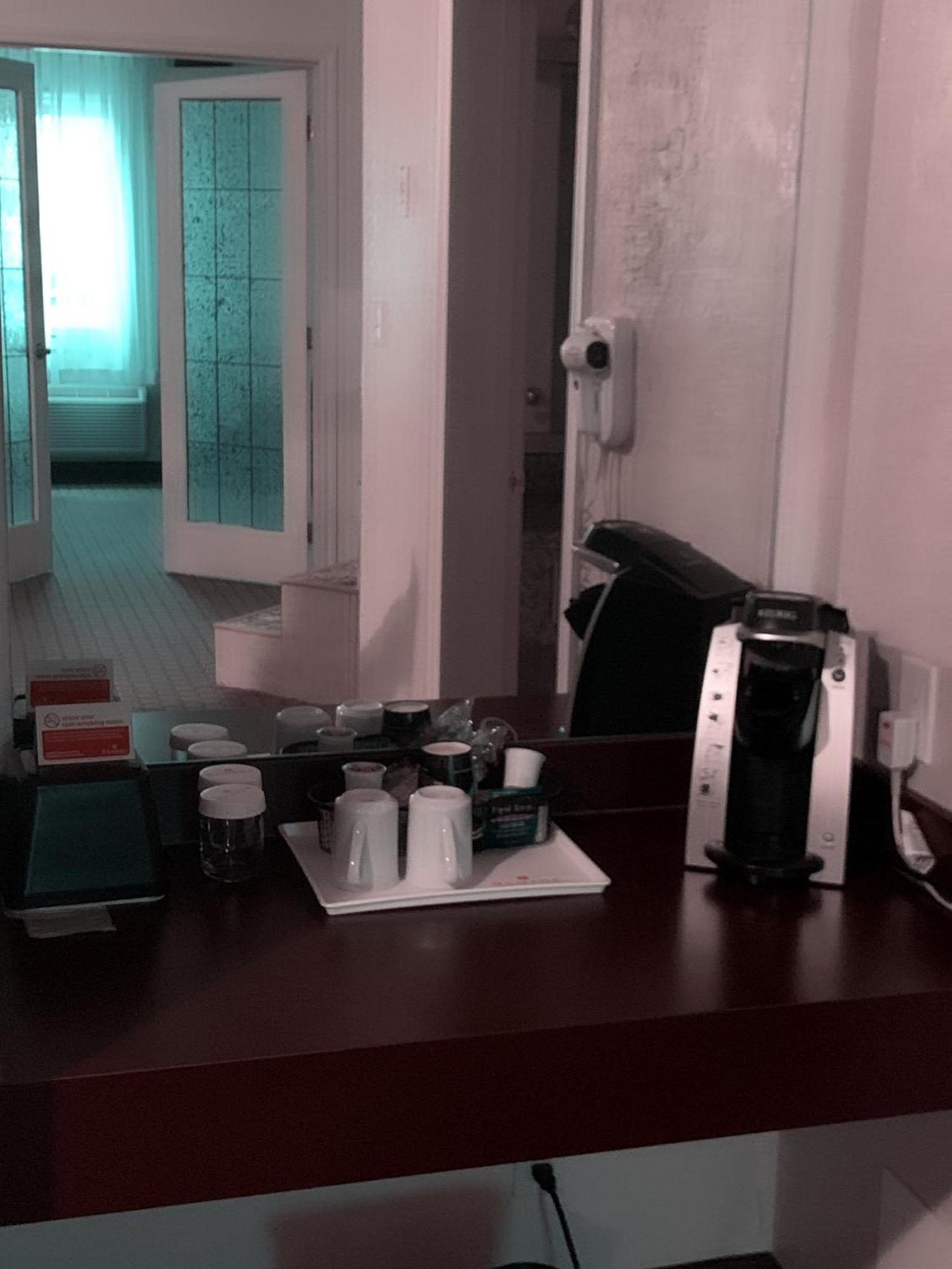 One-Bedroom Executive Business King Suite - Non-Smoking - Photo 8
