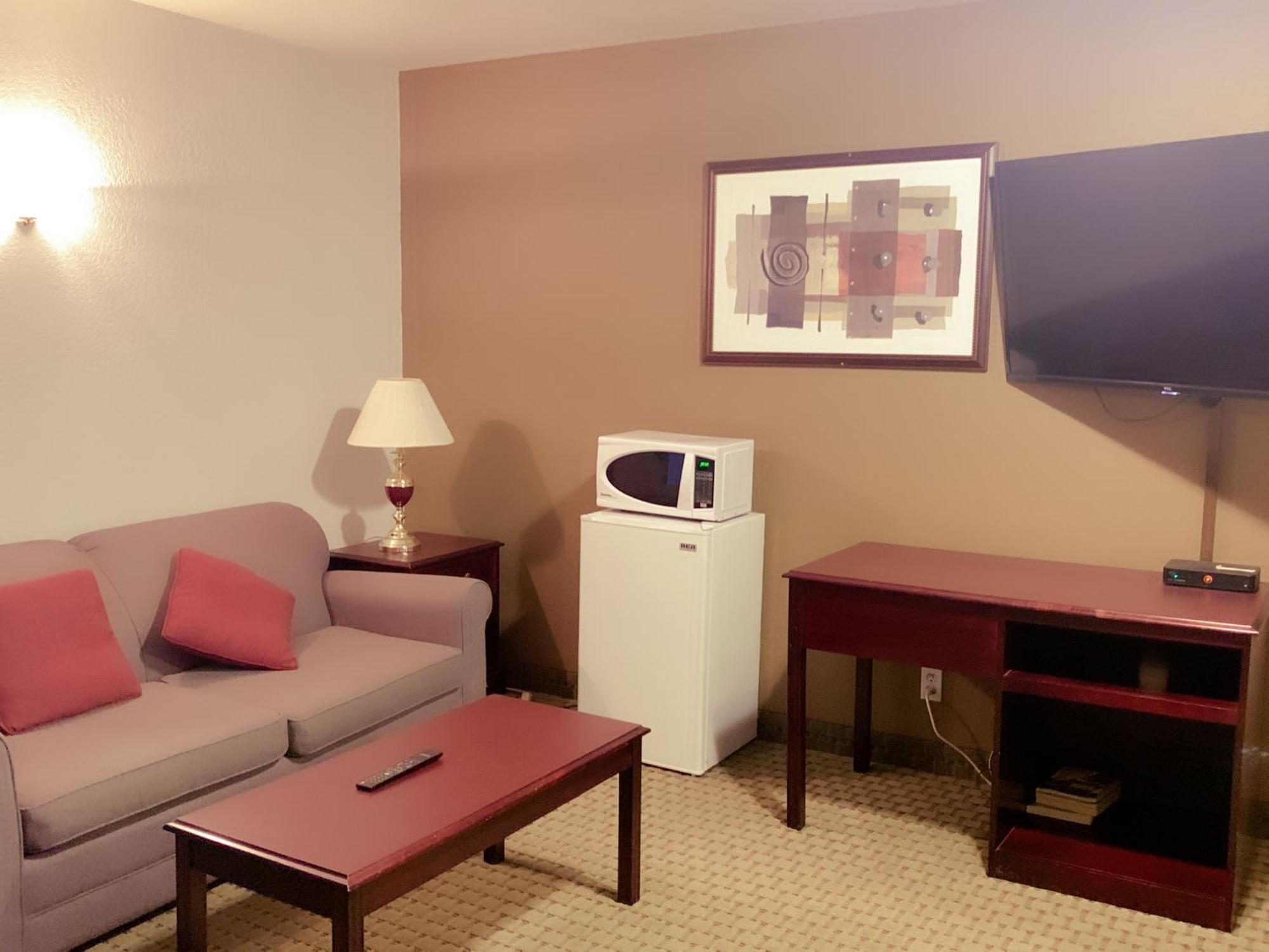 One-Bedroom Executive Business King Suite - Non-Smoking - Photo 1