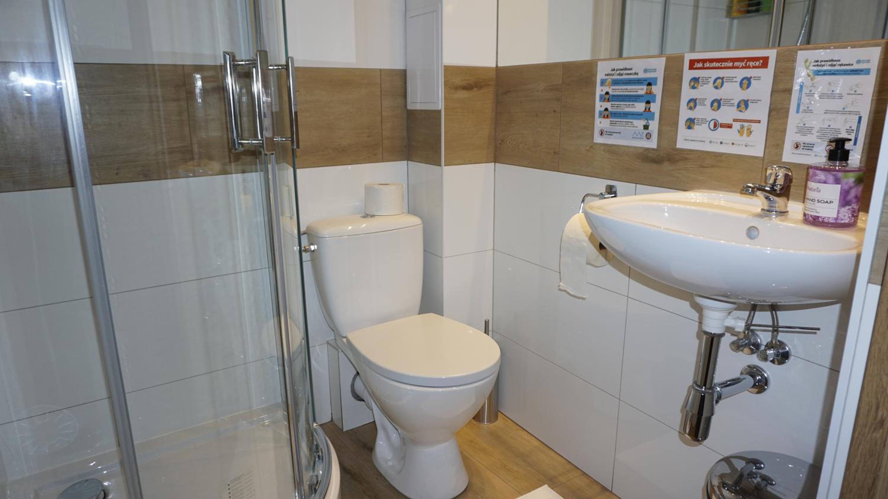 Twin Room with Private Bathroom - Photo 27