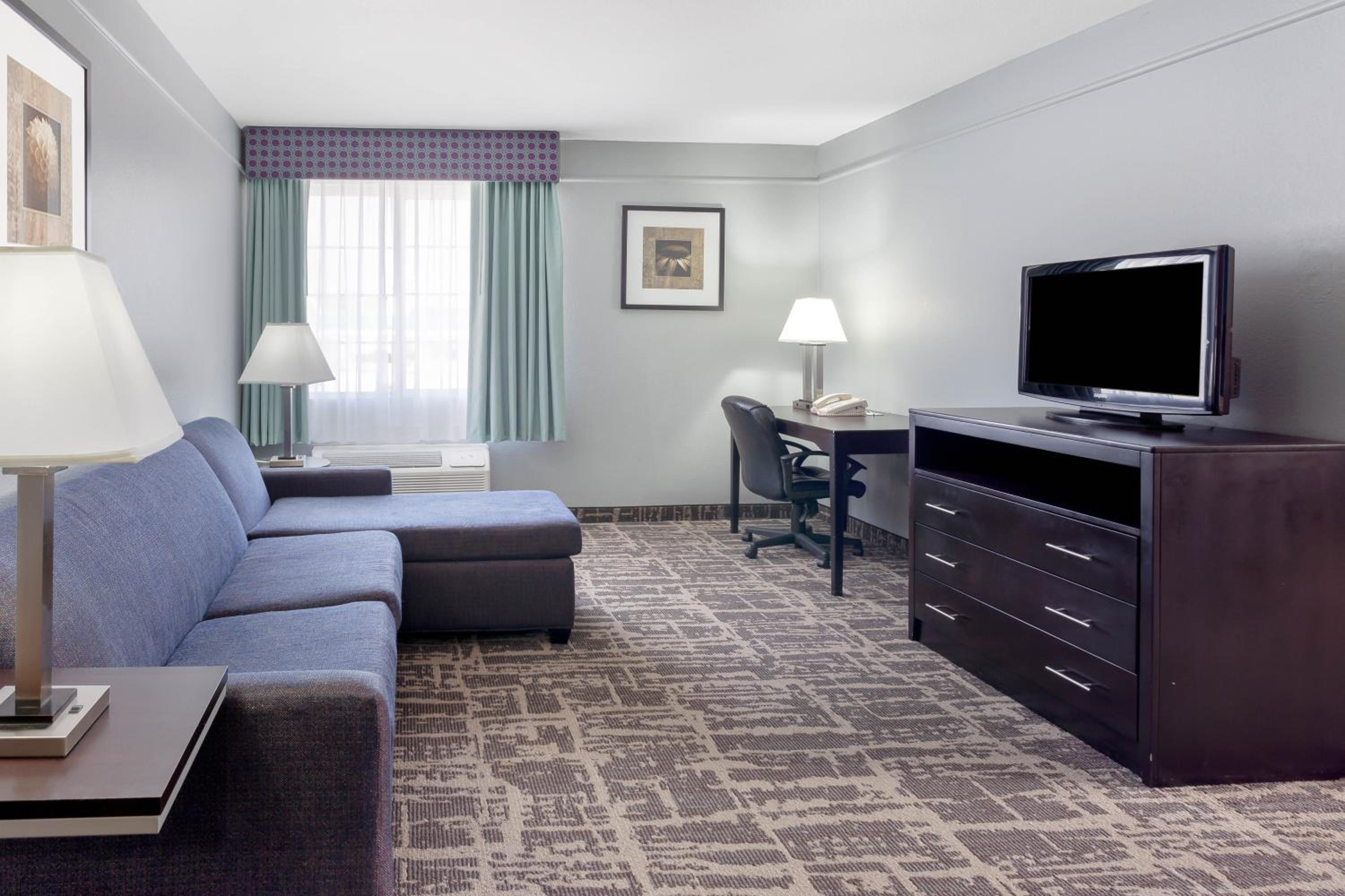 King Suite - Non-Smoking - Photo 5