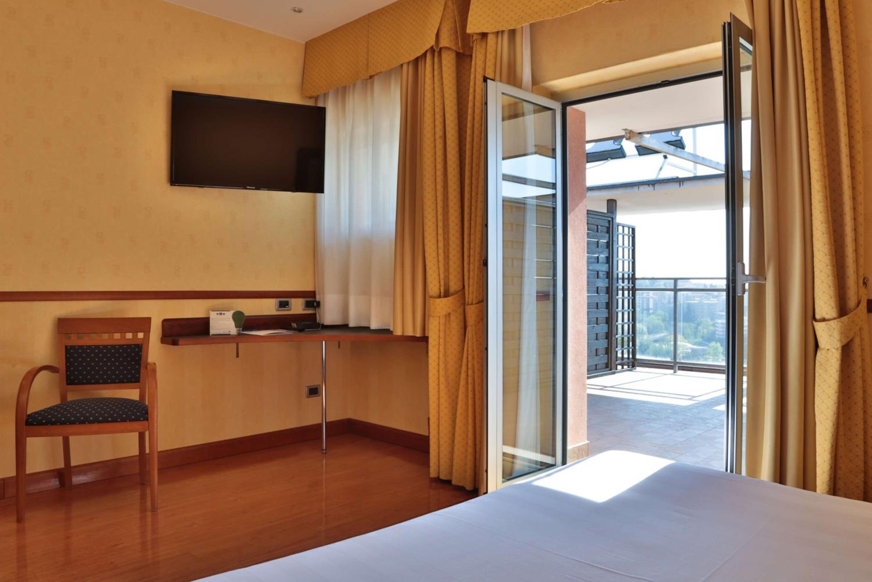 Comfort King Room with Balcony - Photo 1