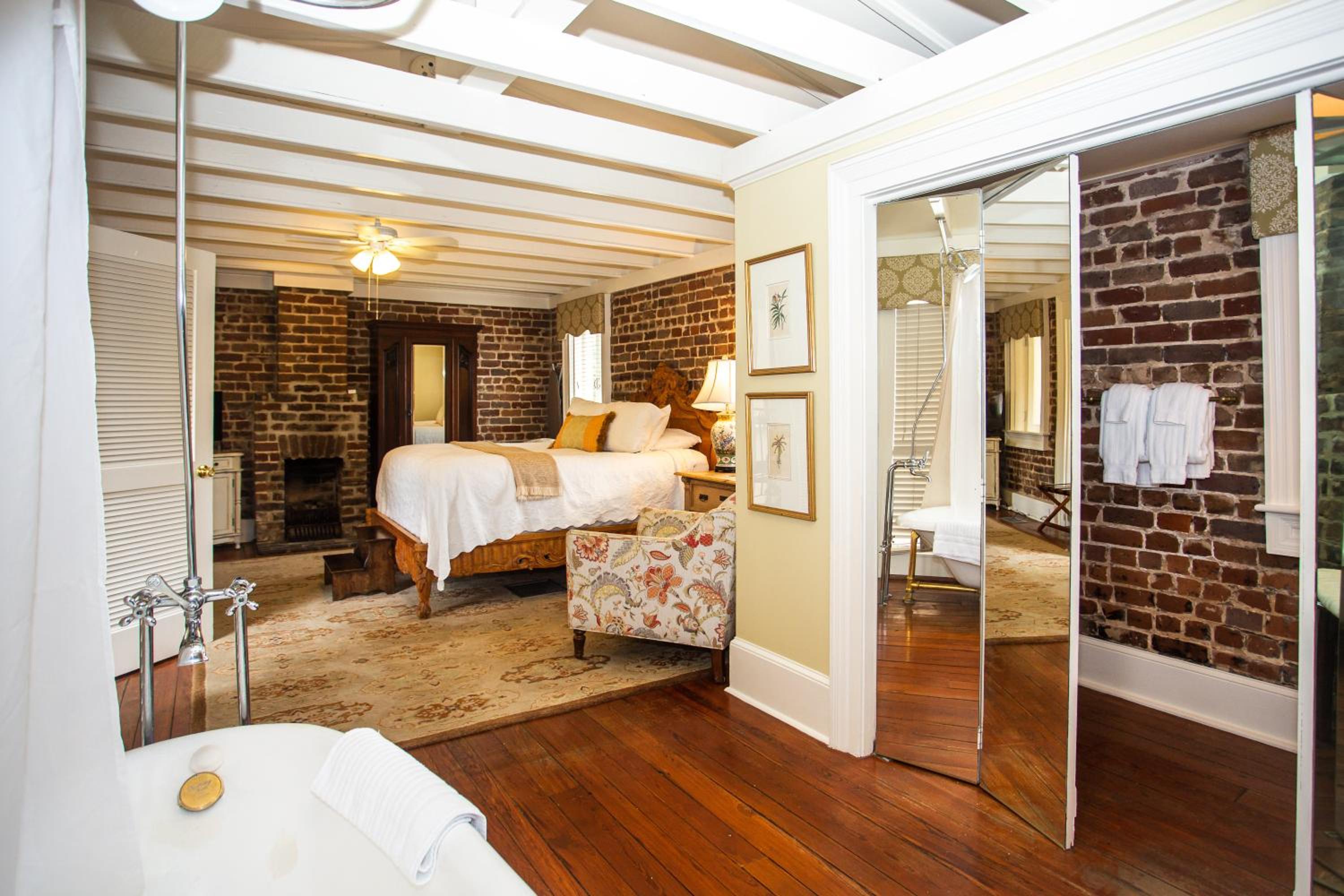 The Carriage House - Superior Queen